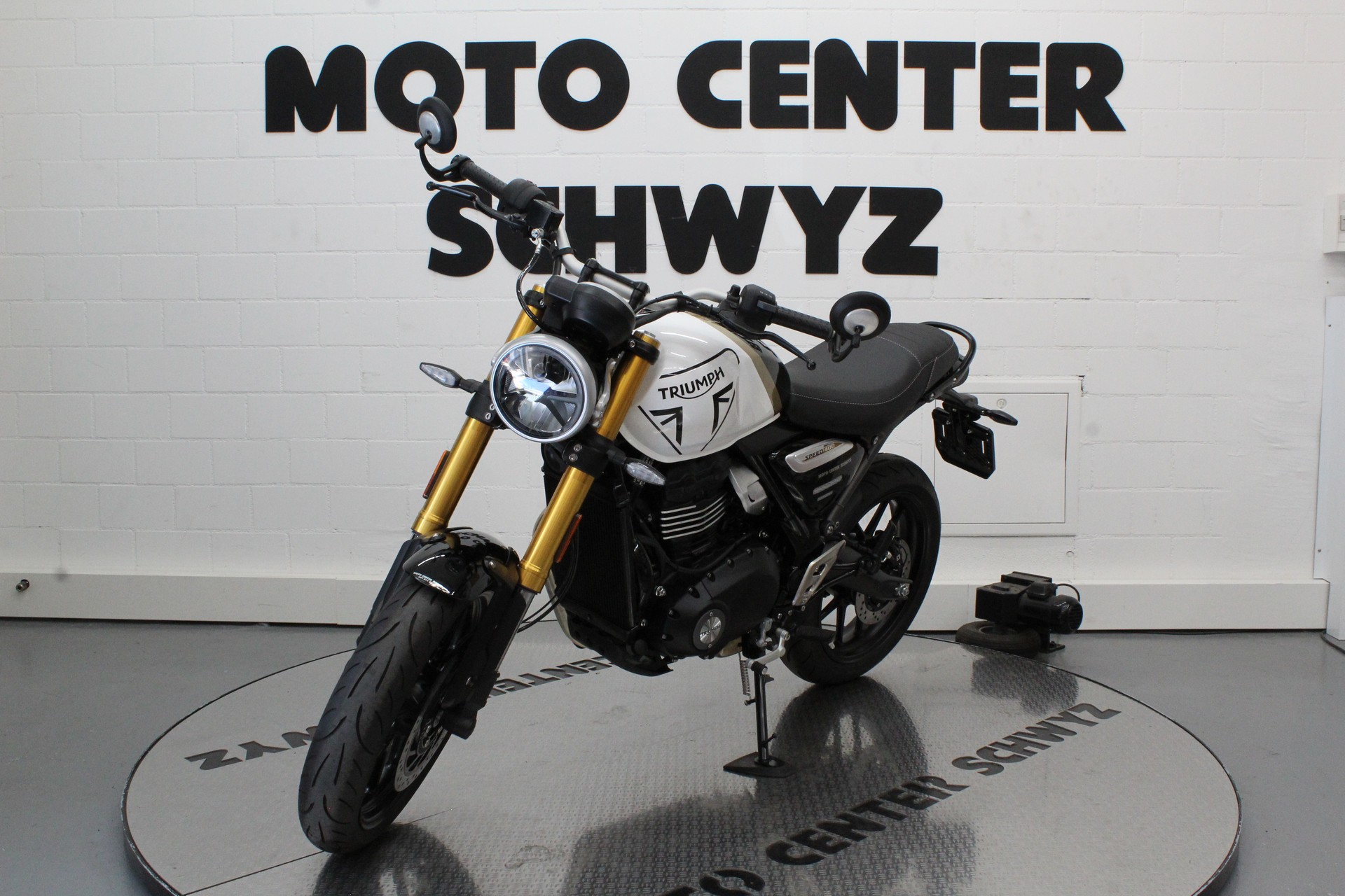 TRIUMPH Speed 400-showroom-element-3