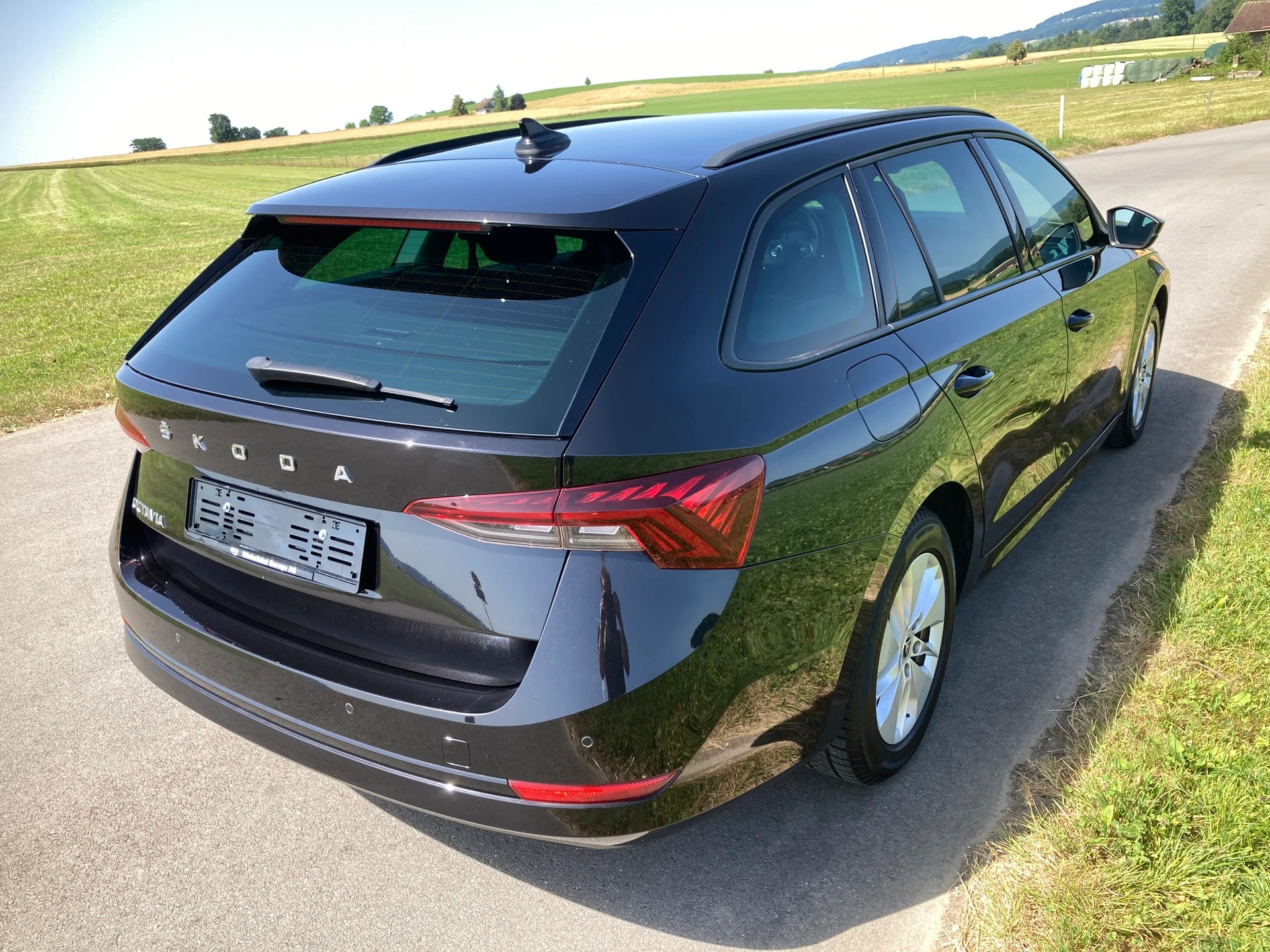 SKODA Octavia Combi 2.0 TDI DSG Ambition-image-2