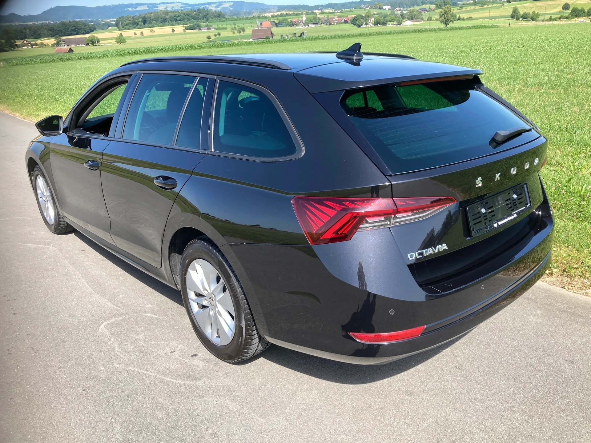 SKODA Octavia Combi 2.0 TDI DSG Ambition-image-3