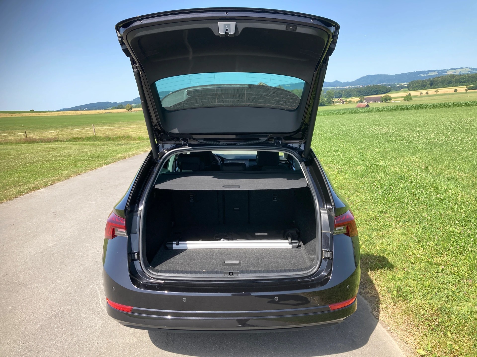 SKODA Octavia Combi 2.0 TDI DSG Ambition-image-5