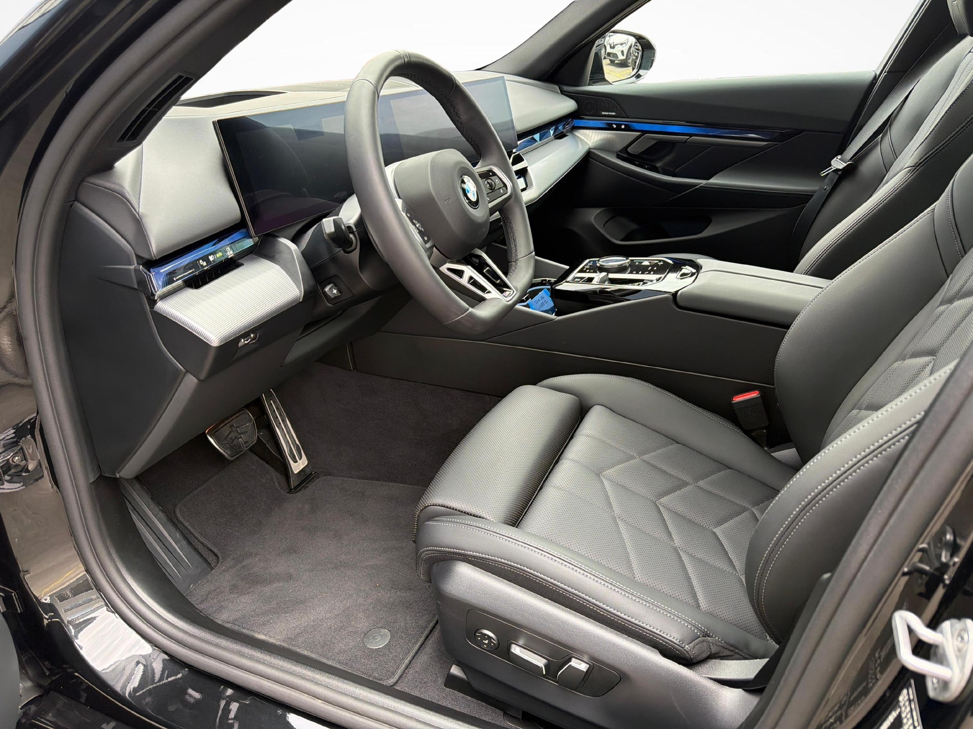 BMW 520d xDrive Touring-image-10
