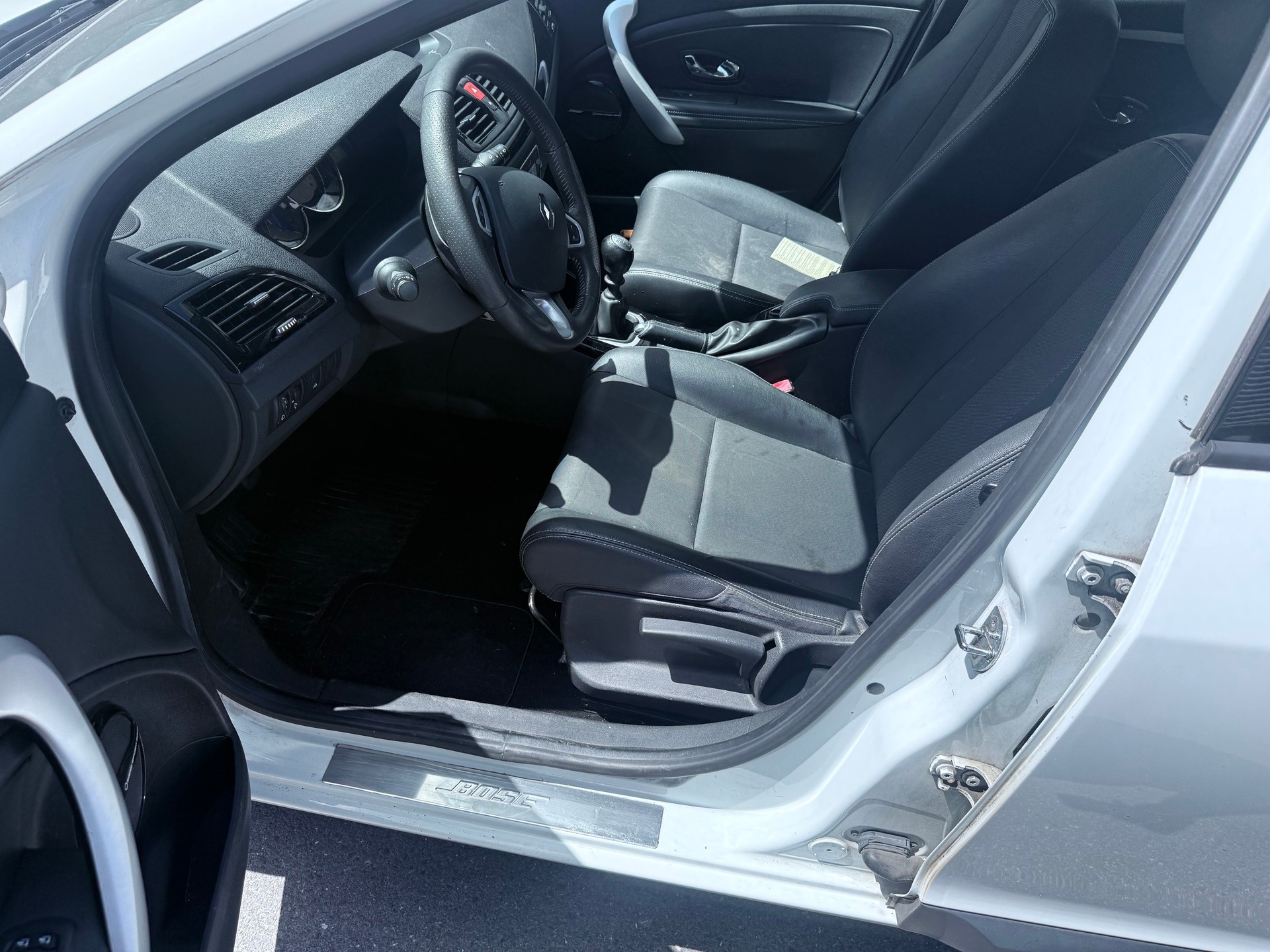 RENAULT Mégane 1.4 16V Turbo Bose-image-4