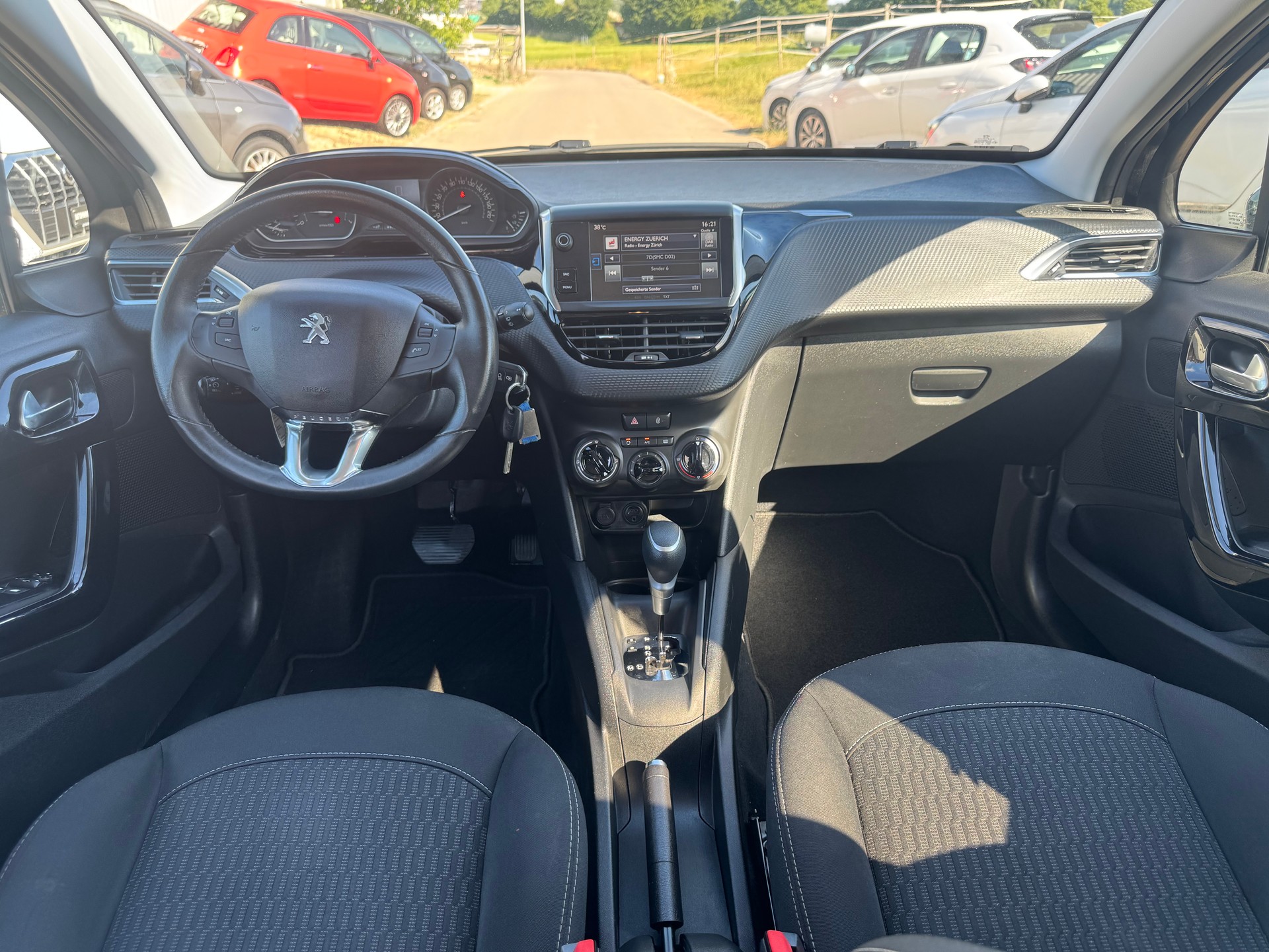 PEUGEOT 208 1.2 PureTech Active EAT6-image-7