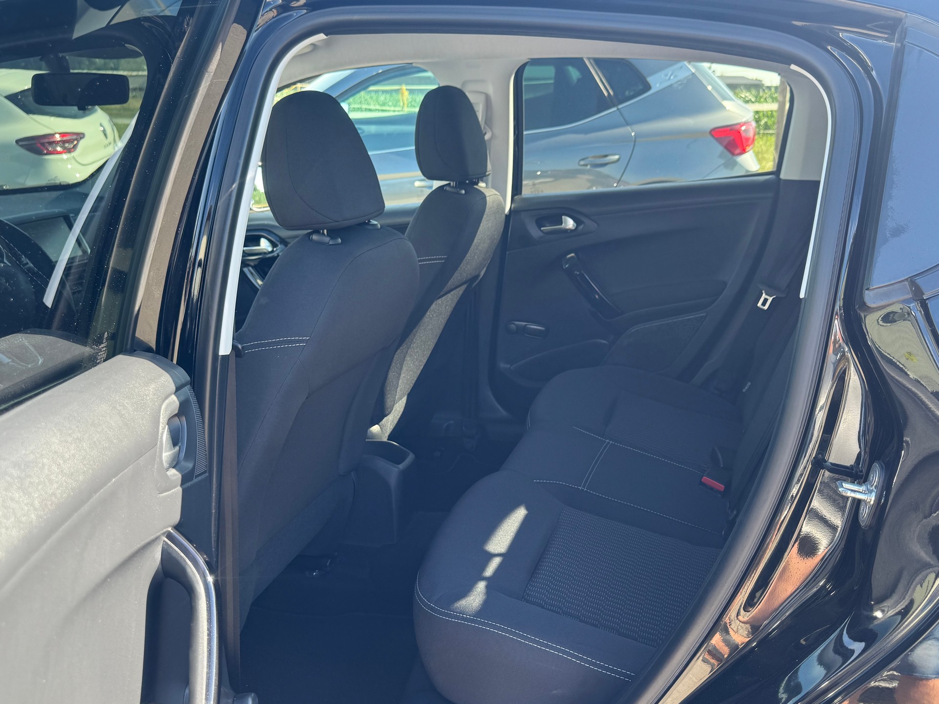 PEUGEOT 208 1.2 PureTech Active EAT6-image-9