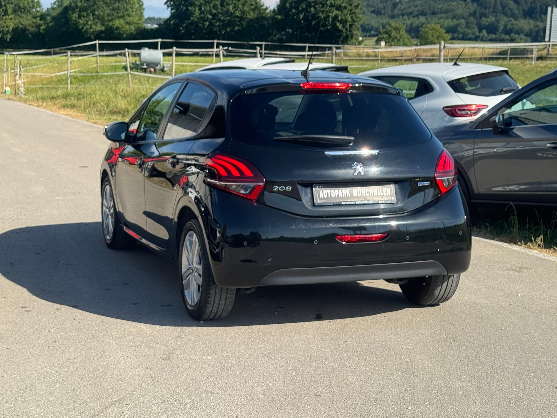 PEUGEOT 208 1.2 PureTech Active EAT6-image-3