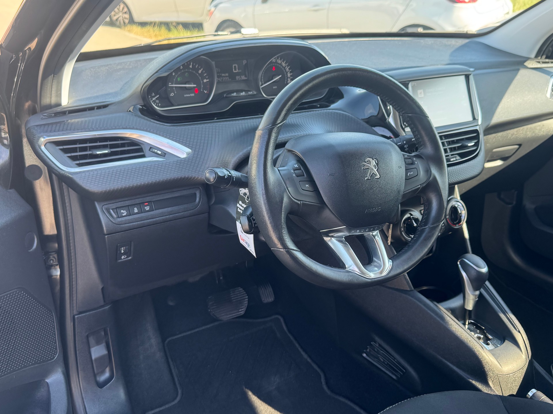 PEUGEOT 208 1.2 PureTech Active EAT6-image-6