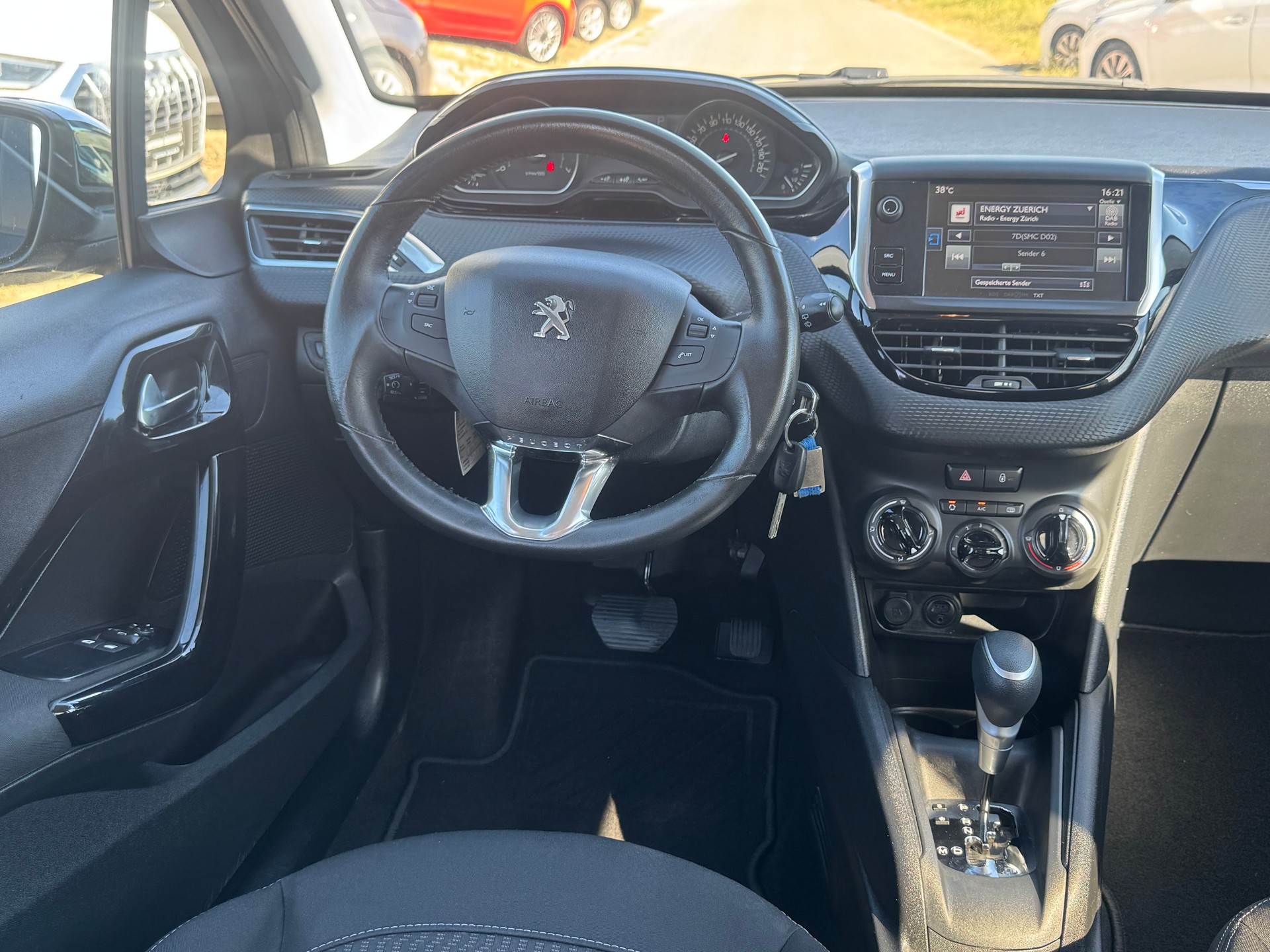PEUGEOT 208 1.2 PureTech Active EAT6-image-8