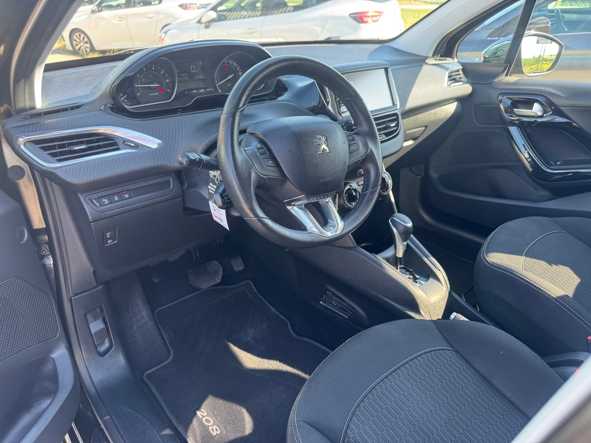 PEUGEOT 208 1.2 PureTech Active EAT6-image-5