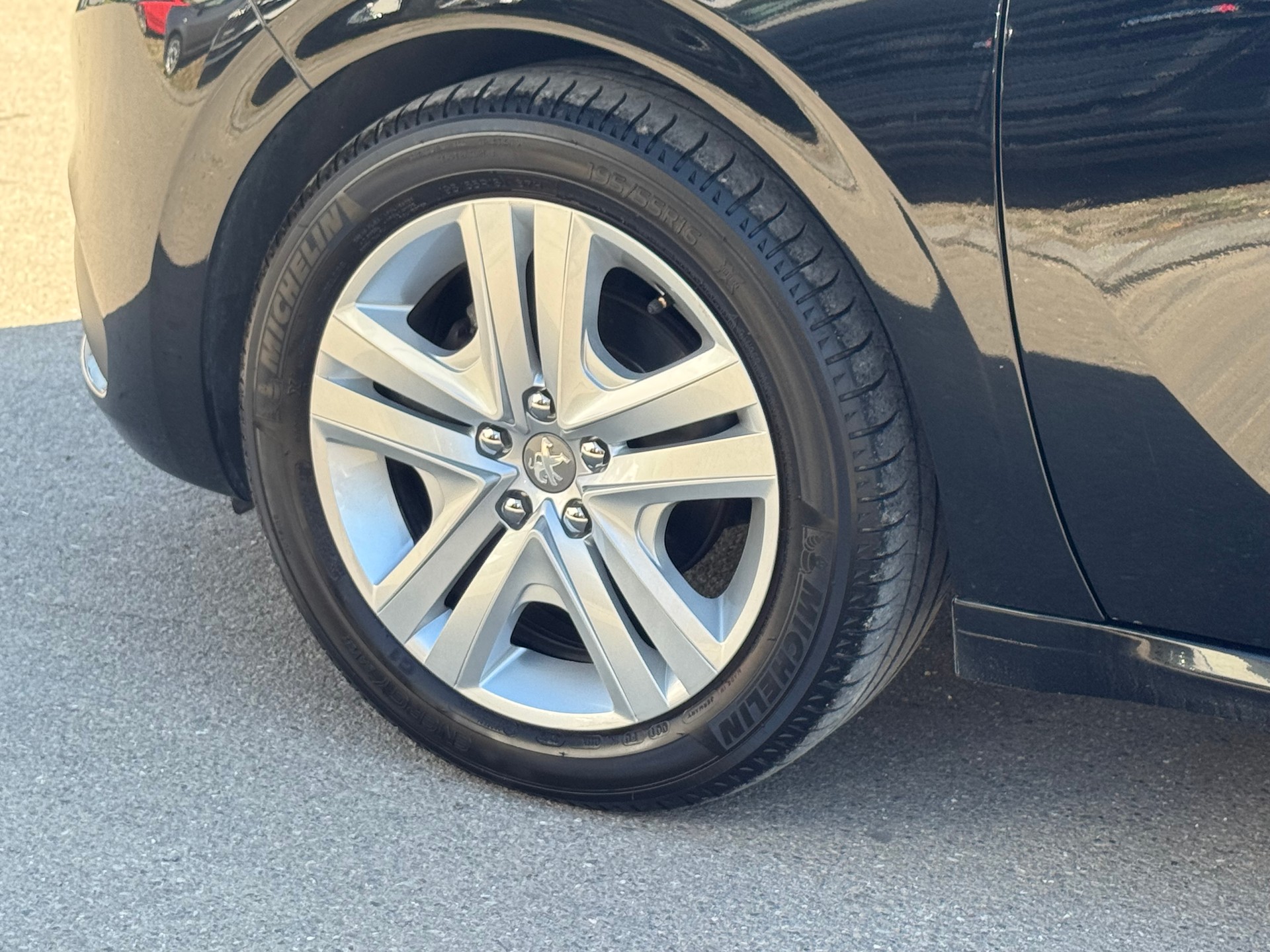 PEUGEOT 208 1.2 PureTech Active EAT6-image-4