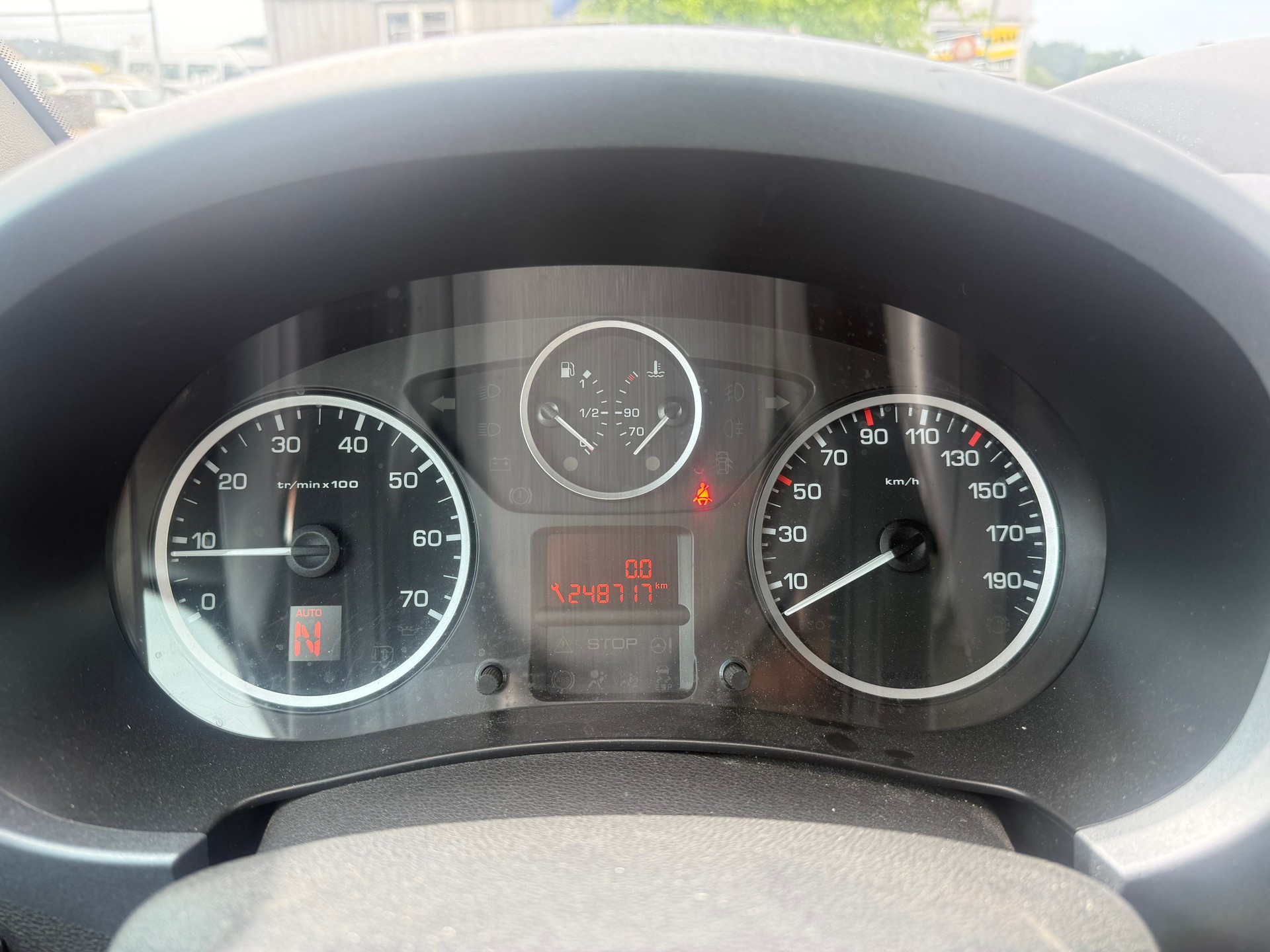 PEUGEOT Partner 1.6 e-HDI Active EGS6-image-13