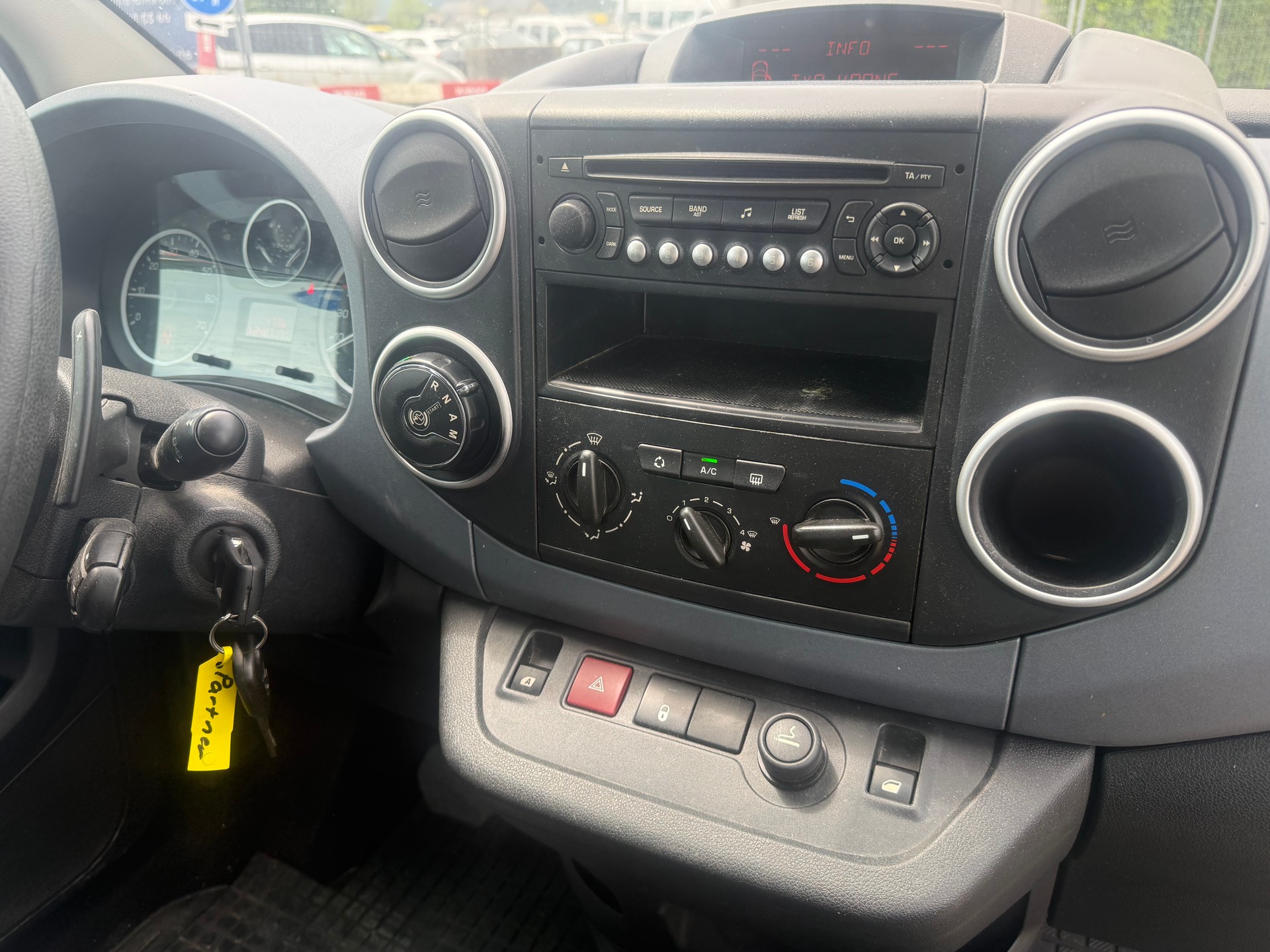 PEUGEOT Partner 1.6 e-HDI Active EGS6-image-10