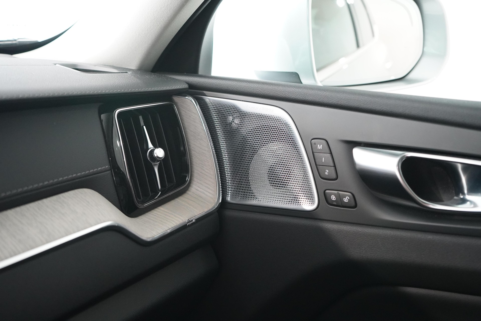 VOLVO XC60 2.0 T8 TE Inscription eAWD-image-18