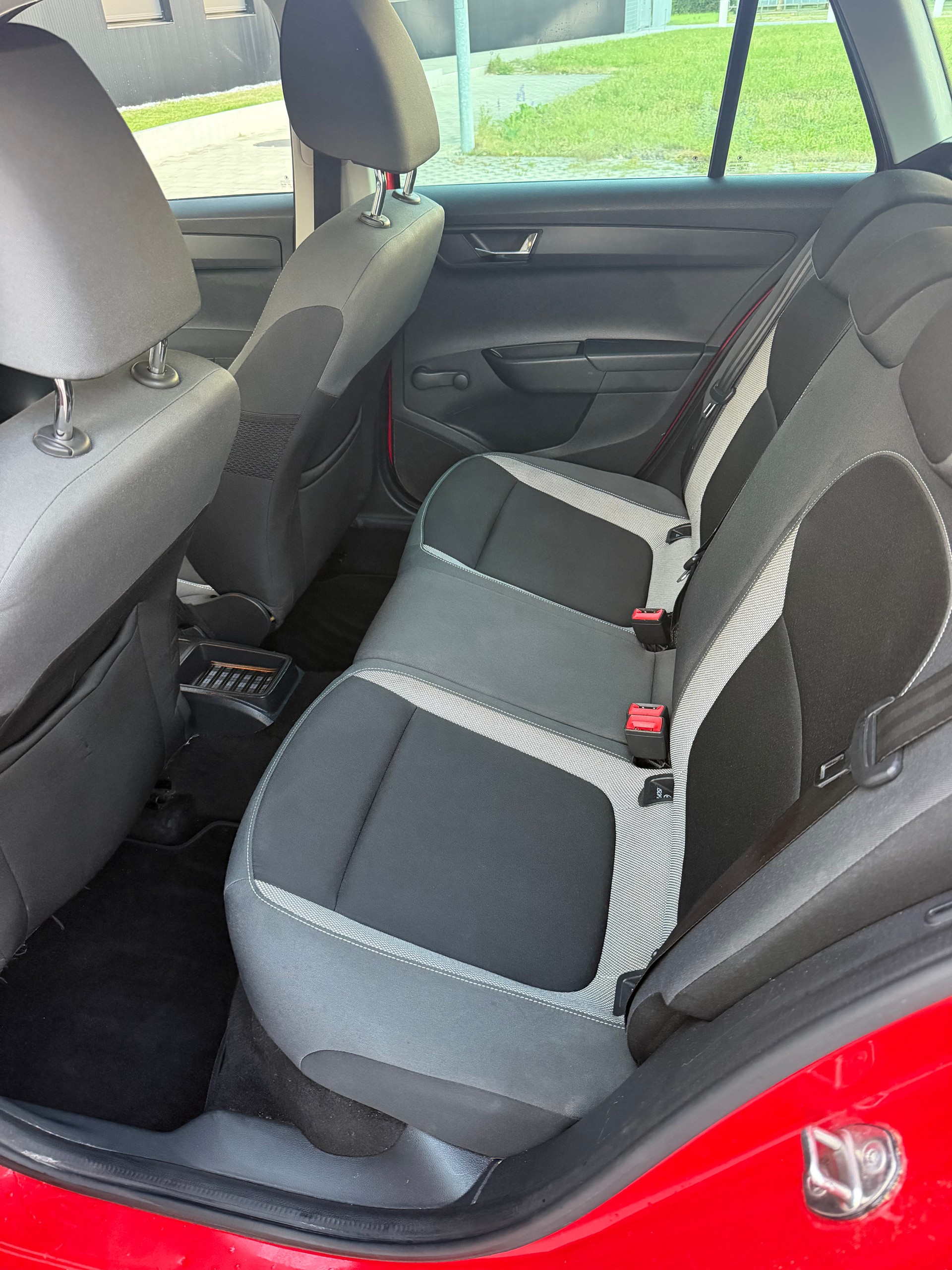 SKODA Fabia 1.2 TSI Ambition-image-8
