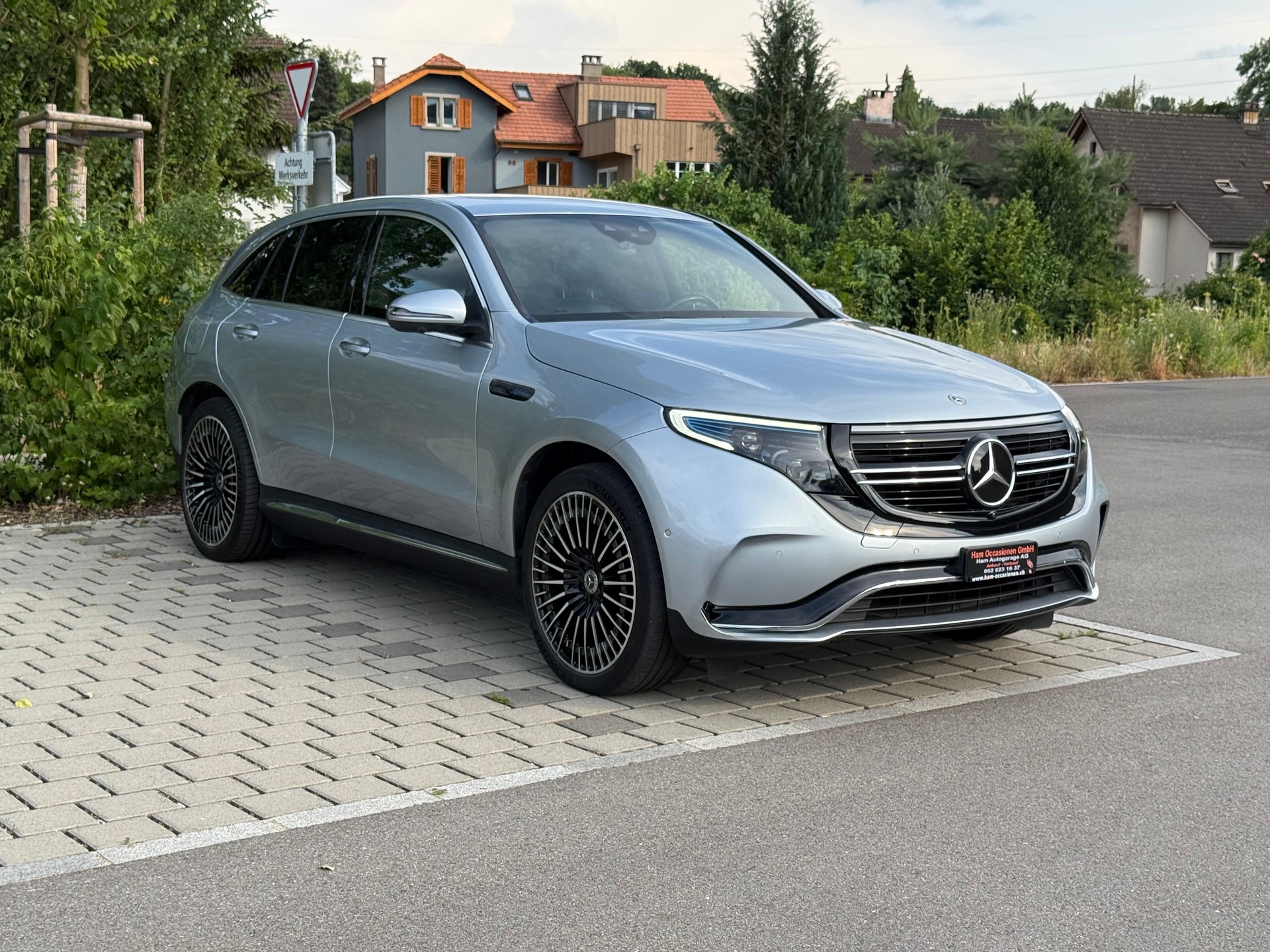 MERCEDES-BENZ EQC 400 AMG Line 4Matic-image-4