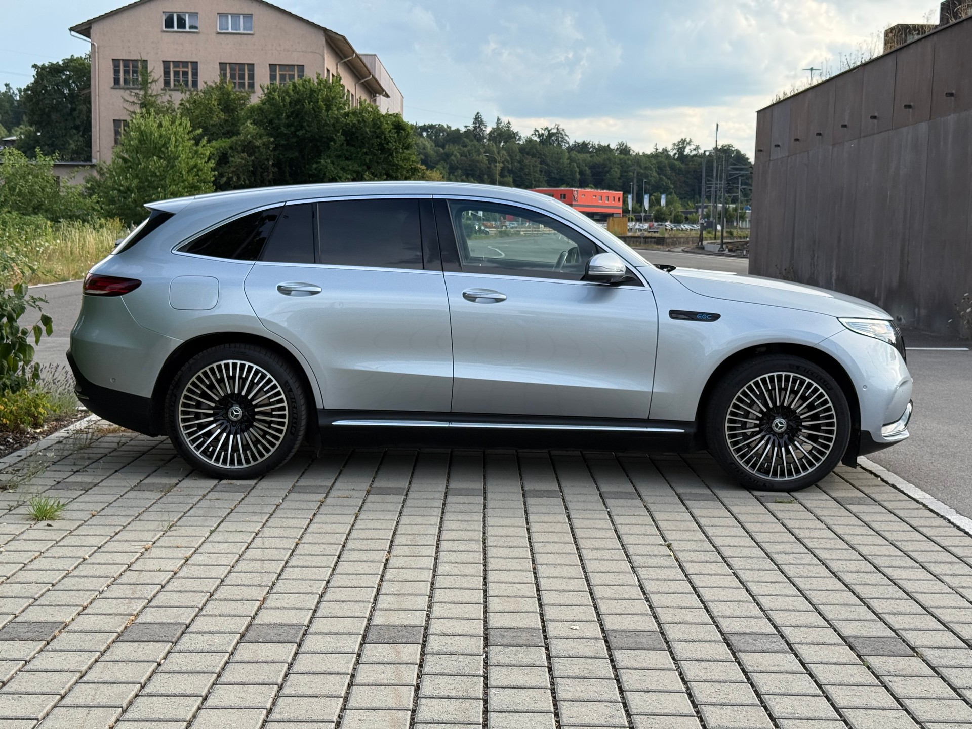 MERCEDES-BENZ EQC 400 AMG Line 4Matic-image-3