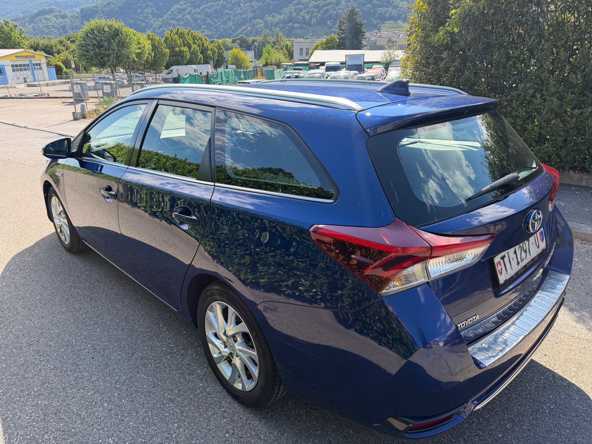 TOYOTA Auris Touring Sports 1.8 HSD Sol e-CVT-image-5