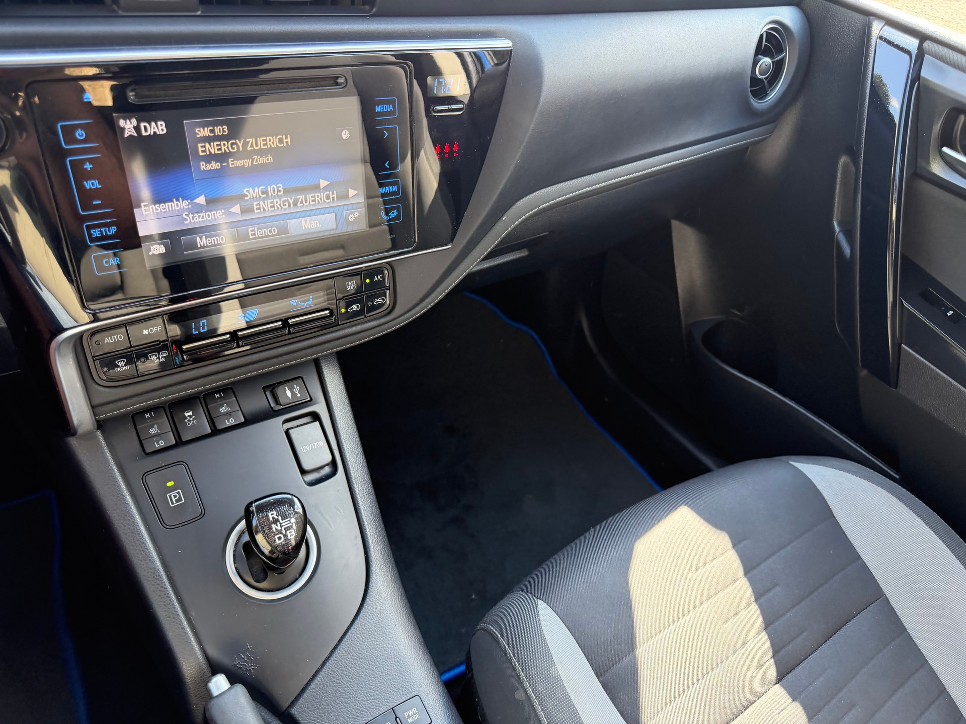 TOYOTA Auris Touring Sports 1.8 HSD Sol e-CVT-image-12