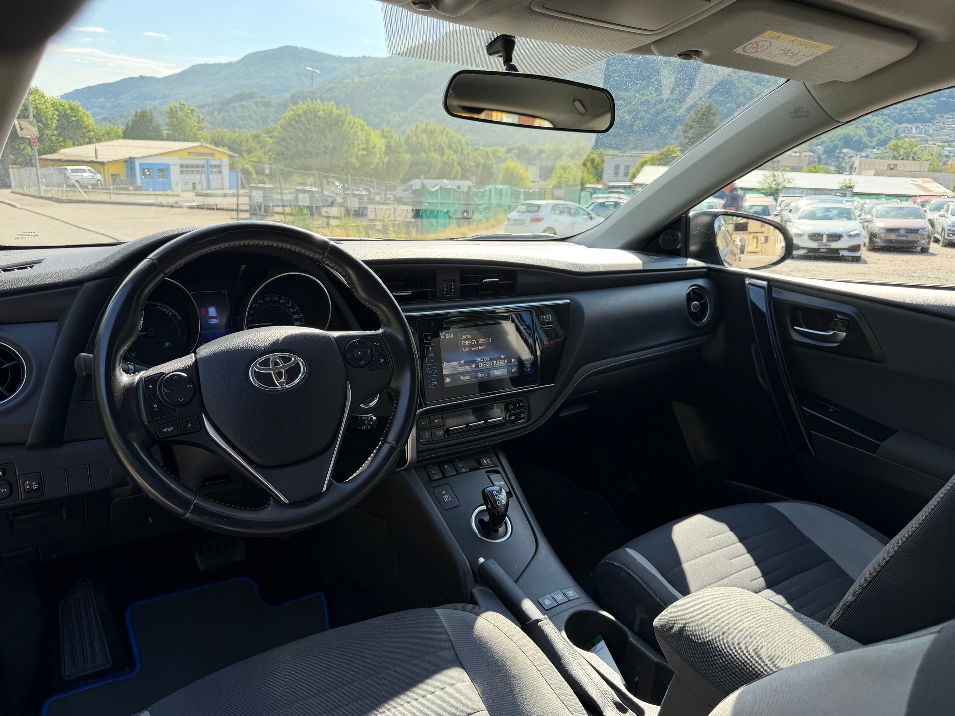 TOYOTA Auris Touring Sports 1.8 HSD Sol e-CVT-image-9