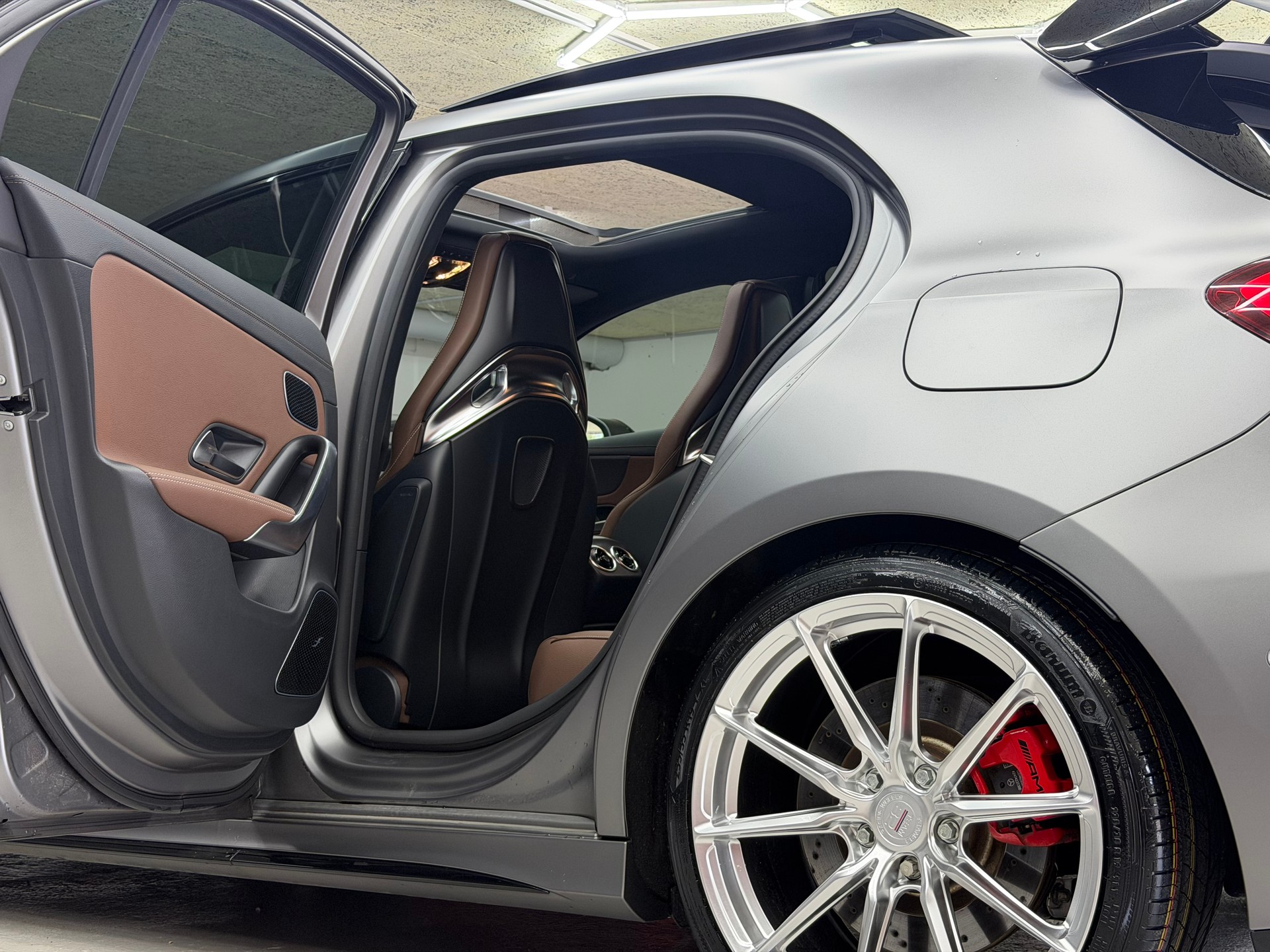 MERCEDES-BENZ A 45 S AMG 4Matic+ Speedshift *19 Silver wheels / aero kit / Designo Magno grey / CH Auto*-image-11