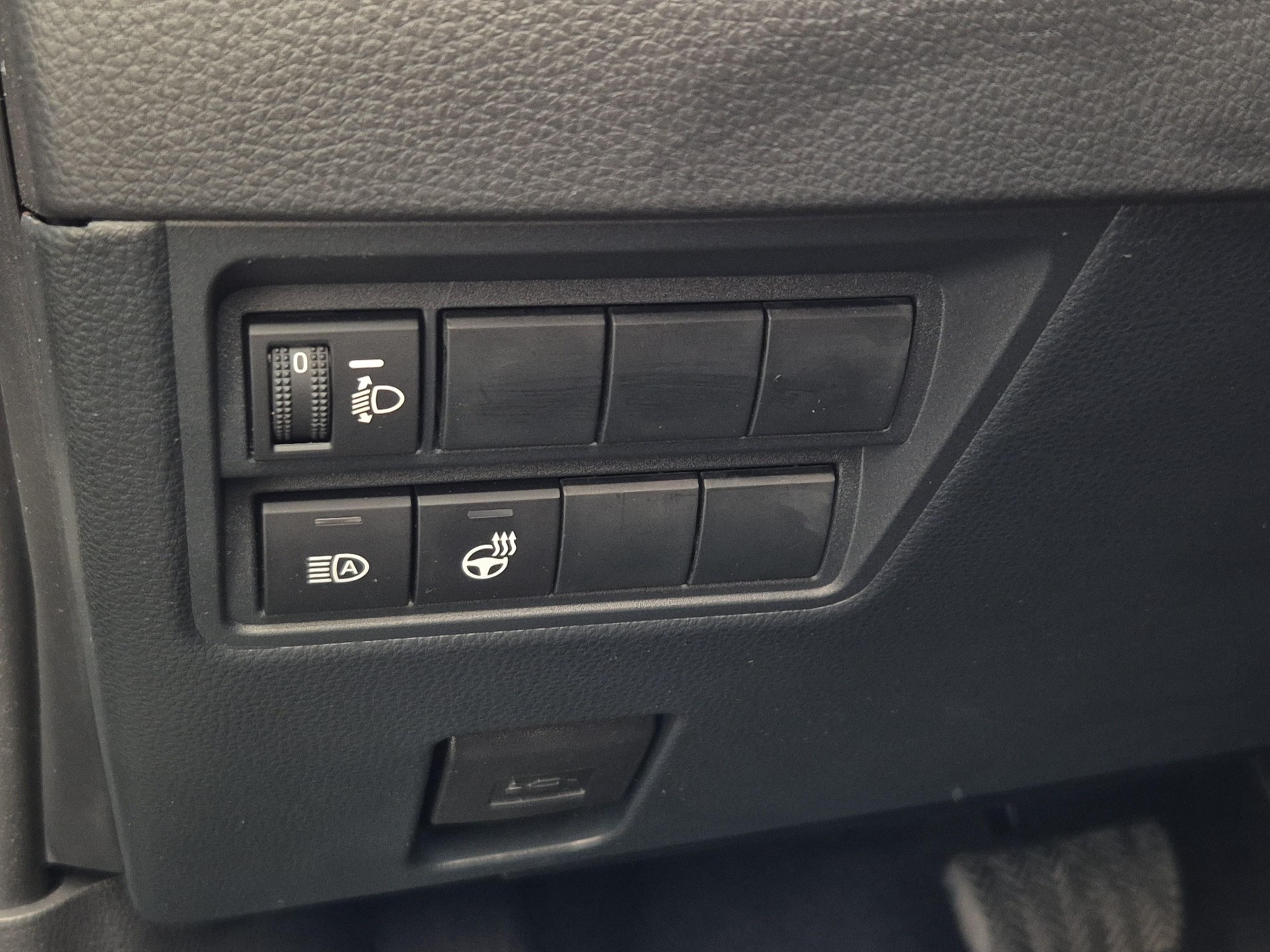 TOYOTA Yaris 1.5 VVT-i HSD Premium-image-18