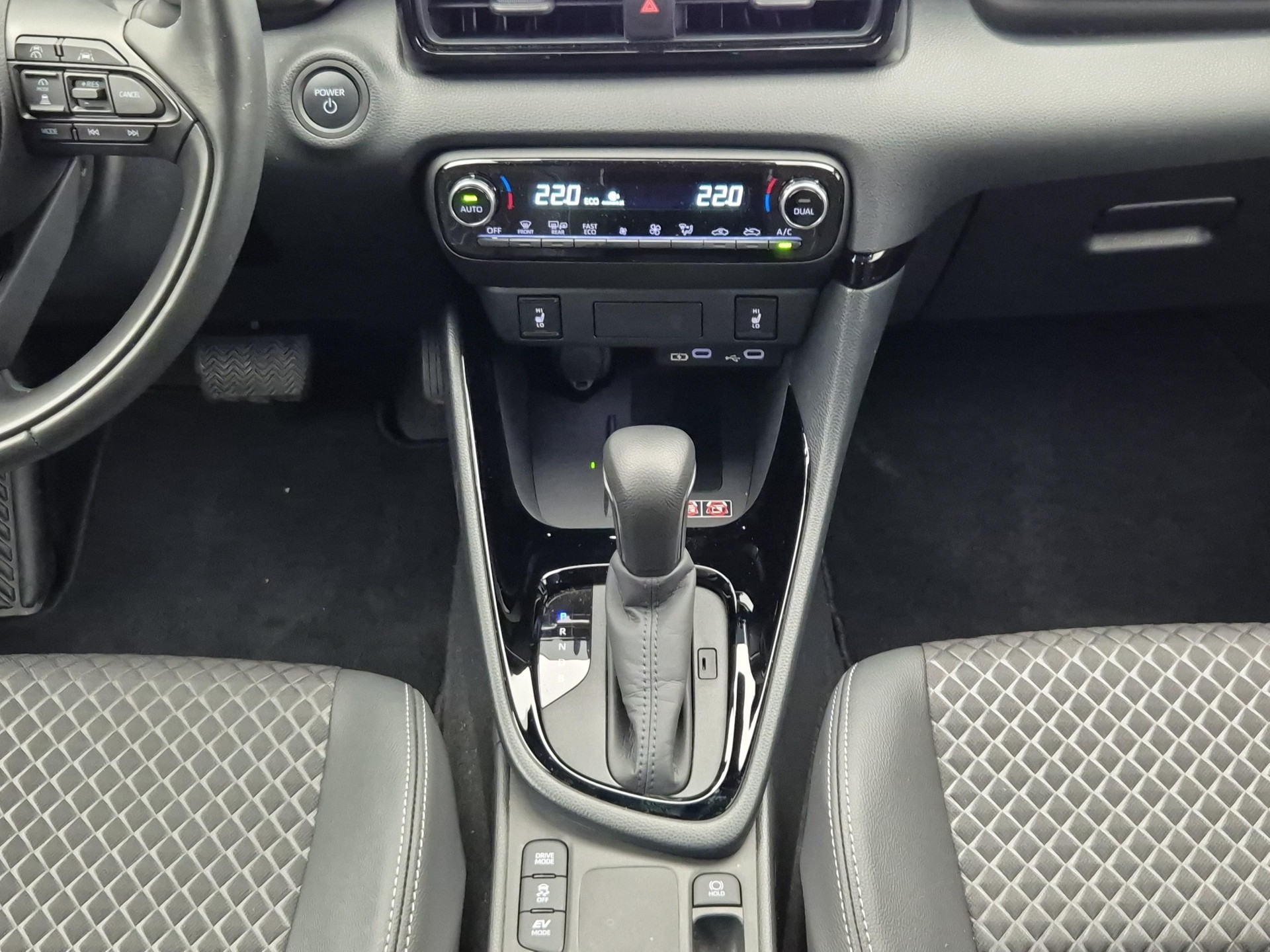 TOYOTA Yaris 1.5 VVT-i HSD Premium-image-14