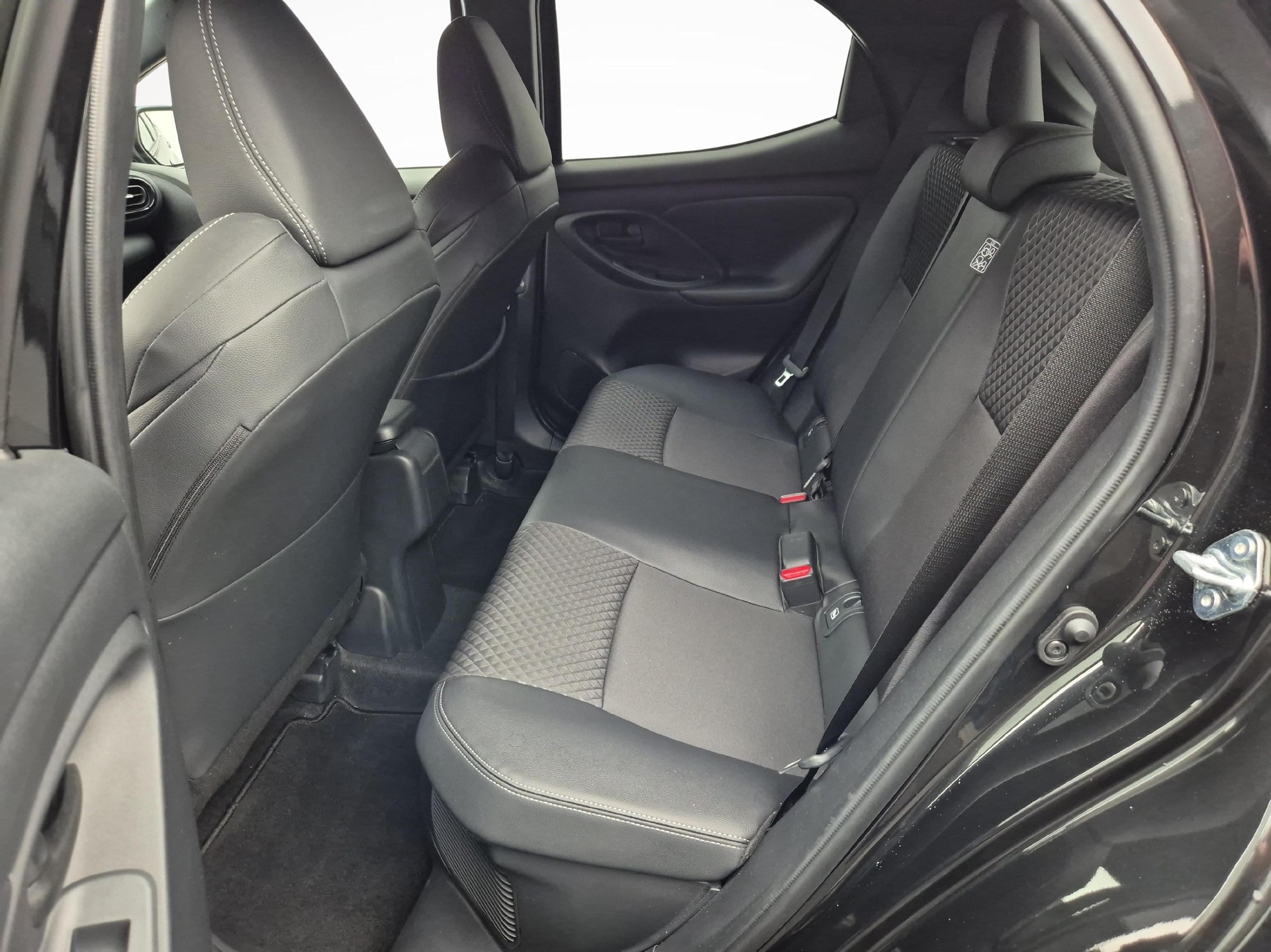 TOYOTA Yaris 1.5 VVT-i HSD Premium-image-3