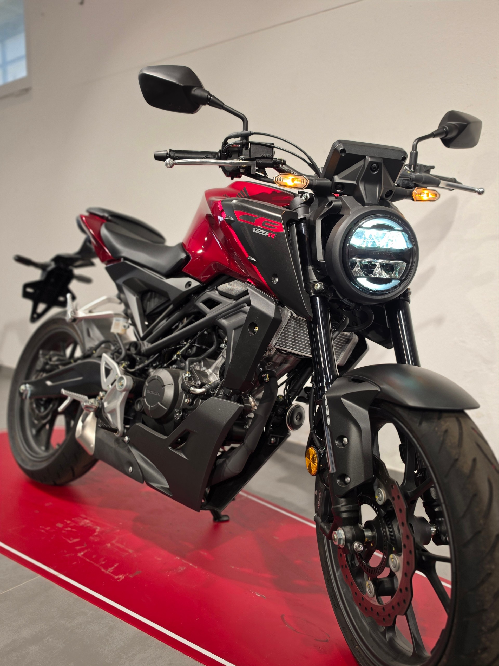 HONDA CB 125 R-showroom-element-2