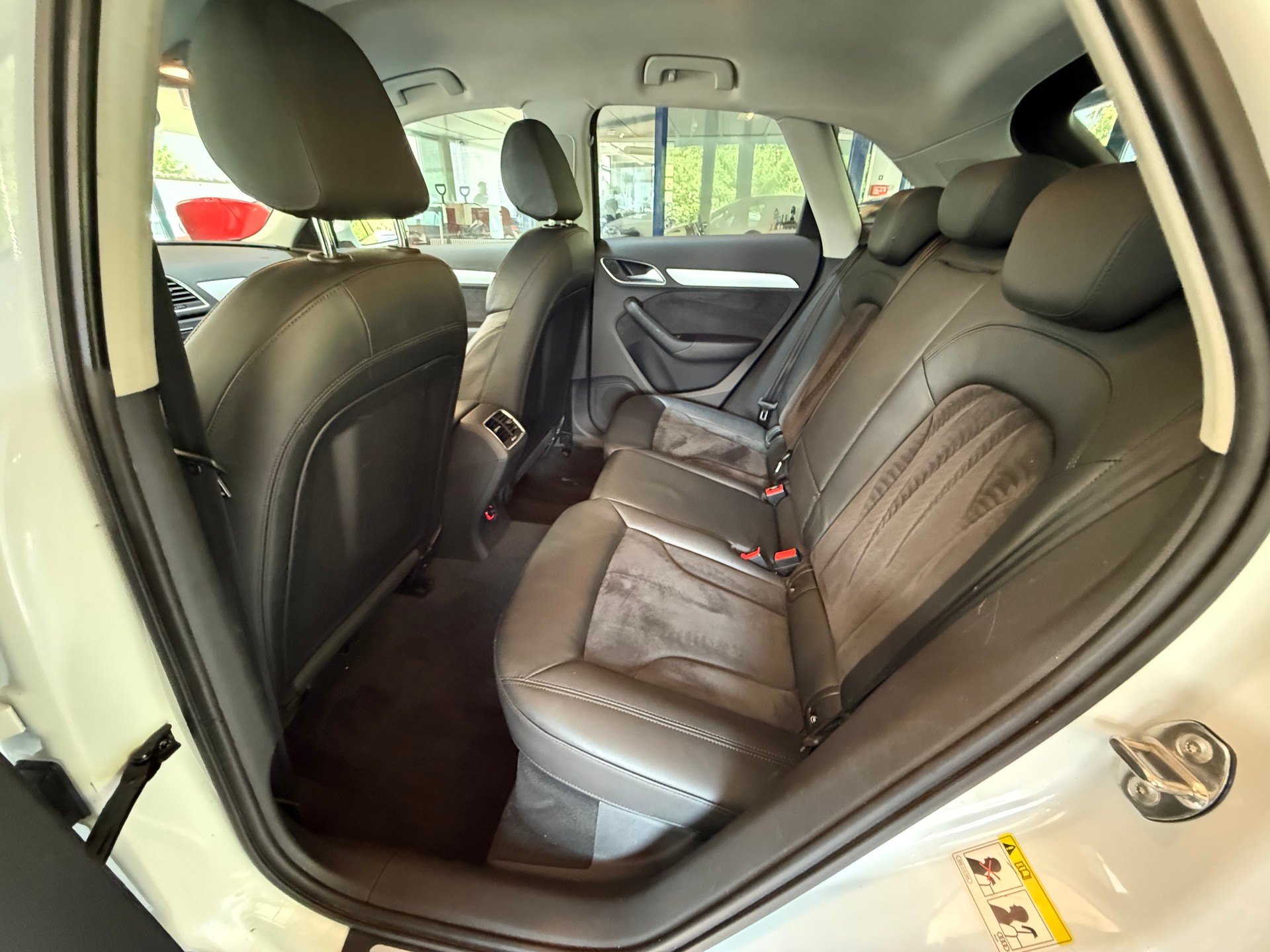 AUDI Q3 2.0 TDI sport quattro S-tronic-image-5