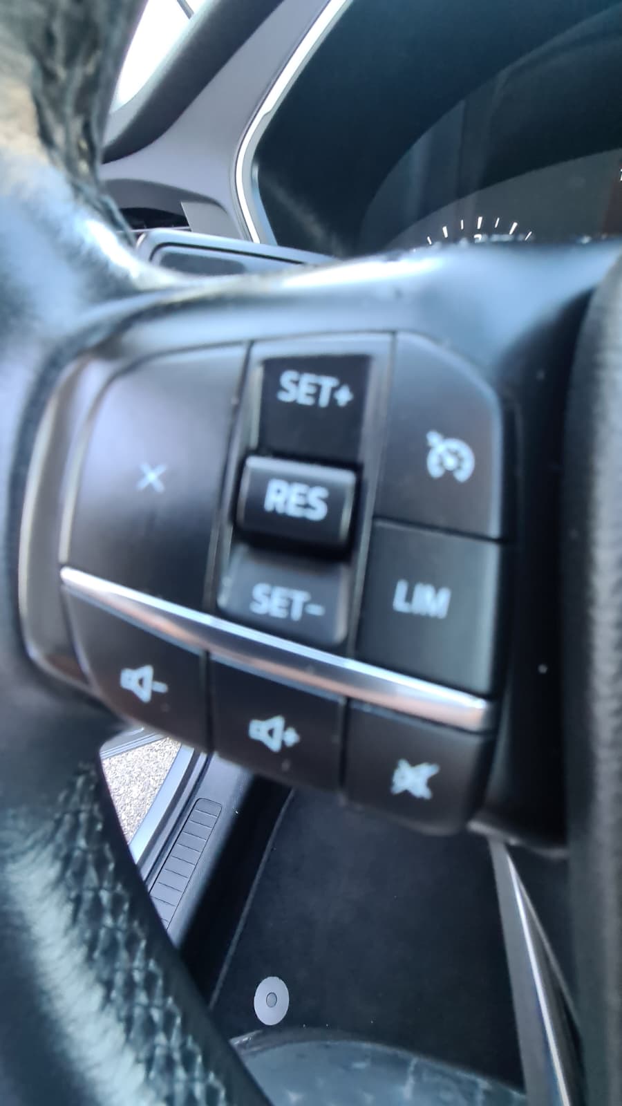 FORD Kuga 2.0 TDCi EcoBlue Cool & Connect 4WD ** Gr-Navi ** Sitzheizung ** Tempomat ** PDC V+H ** Frisch Ab MFK & Service **-image-9