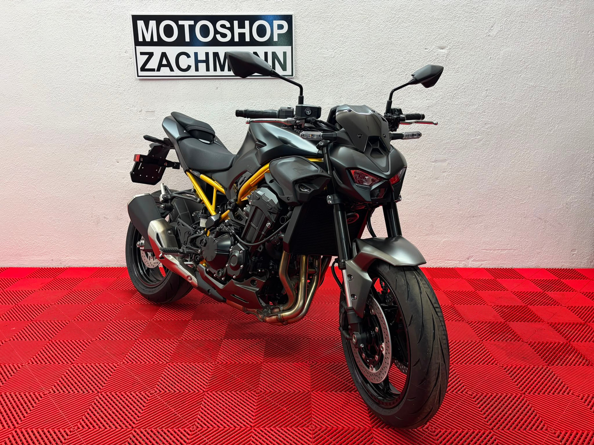 KAWASAKI Z 900 (35kW)-showroom-element-1