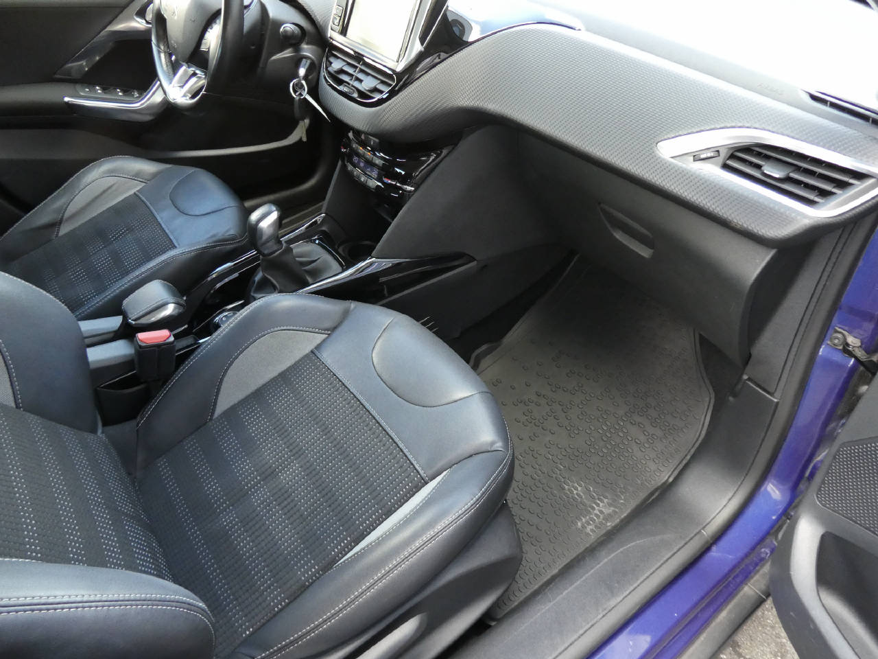 PEUGEOT 2008 1.2 PureTech 110 Allure S/S-image-9