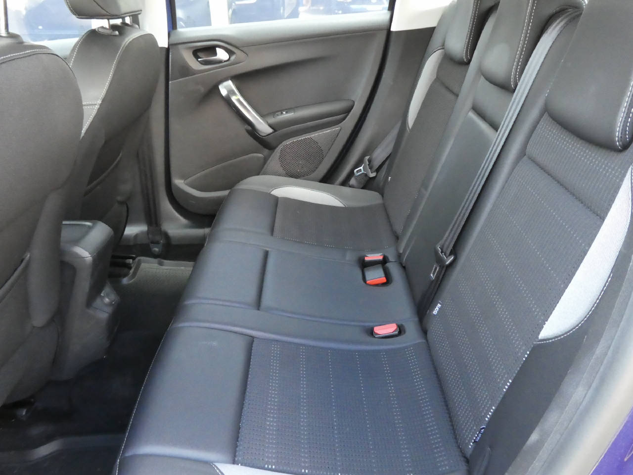 PEUGEOT 2008 1.2 PureTech 110 Allure S/S-image-10