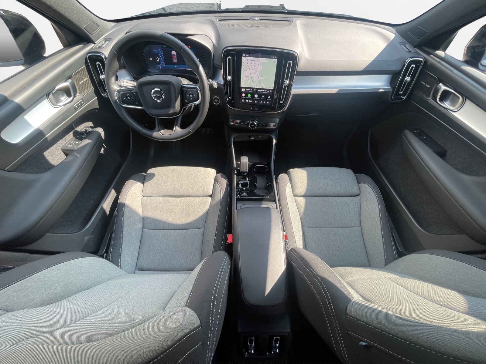 VOLVO XC40 2.0 B3 MH Plus Dark-image-10
