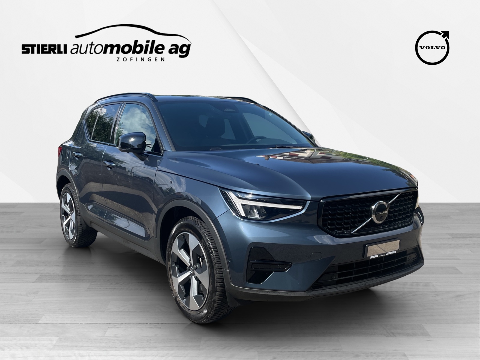 VOLVO XC40 2.0 B3 MH Plus Dark-showroom-element-2