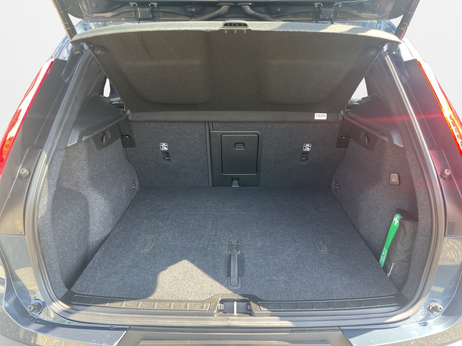 VOLVO XC40 2.0 B3 MH Plus Dark-image-14