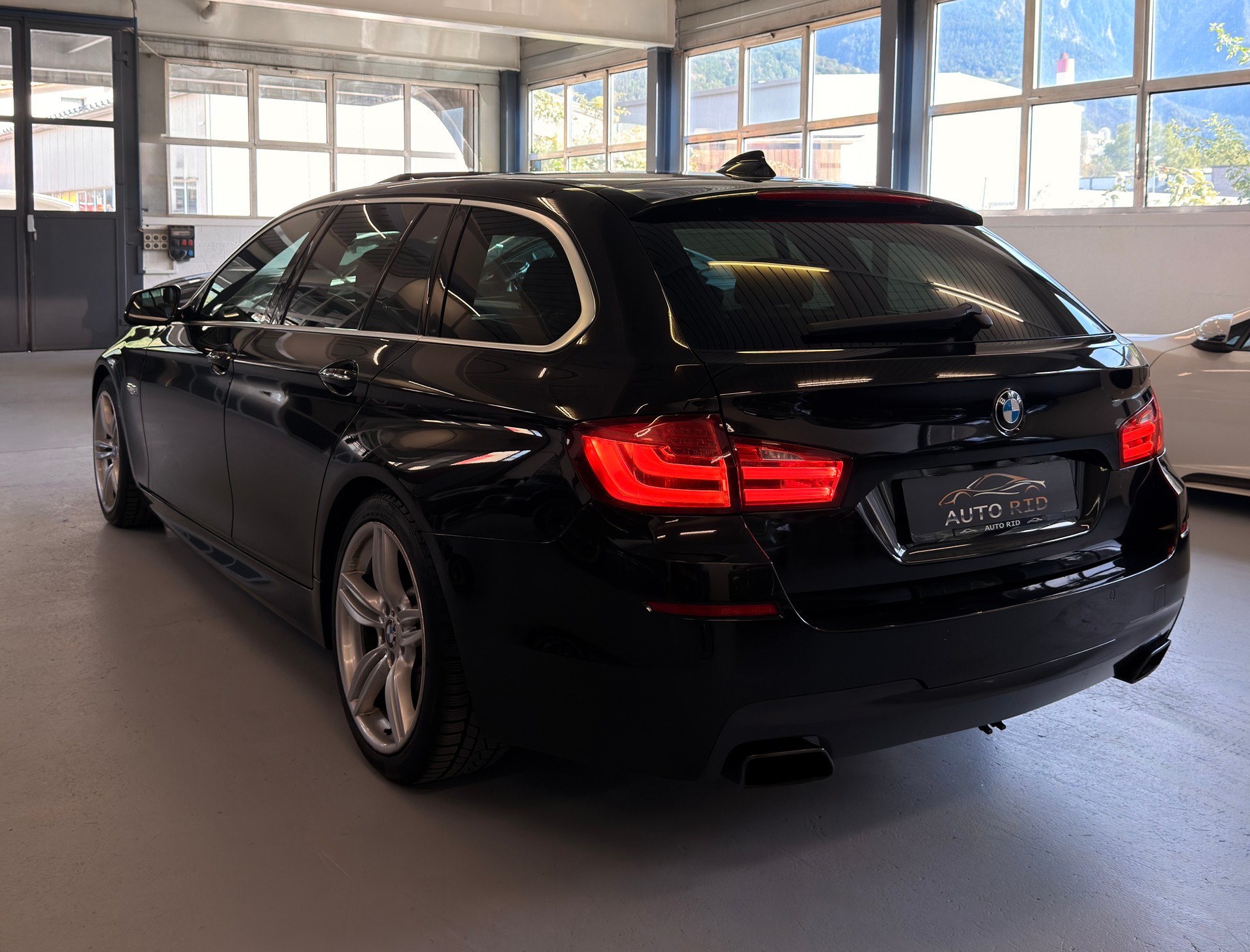 BMW M550d xDrive Touring Steptronic-image-3