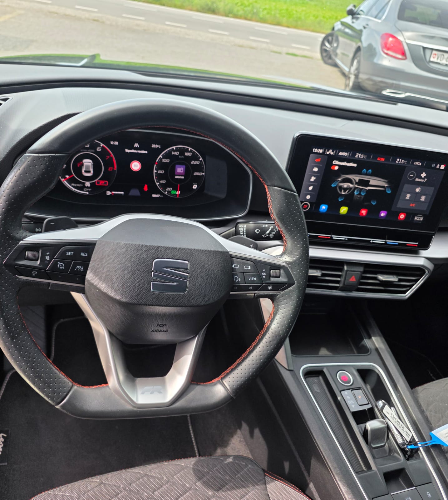 SEAT Leon 1.5 eTSI mHEV DSG FR-image-2