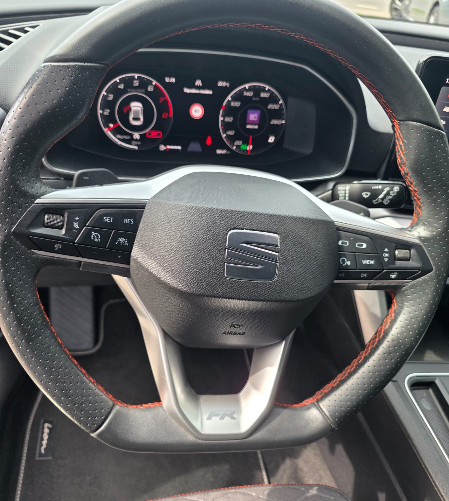 SEAT Leon 1.5 eTSI mHEV DSG FR-image-1