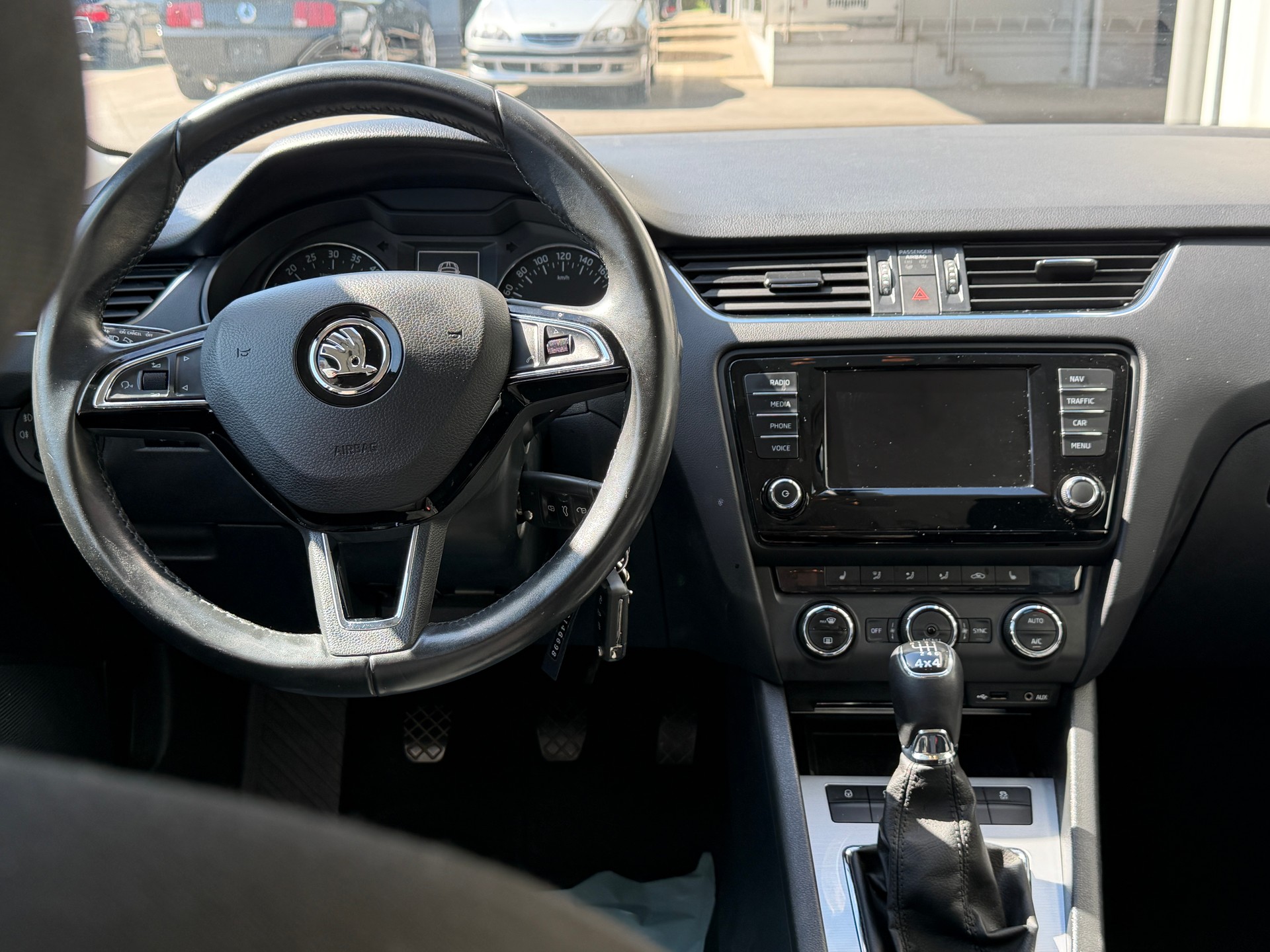 SKODA Octavia Combi 2.0 TDI Ambition 4x4-image-8