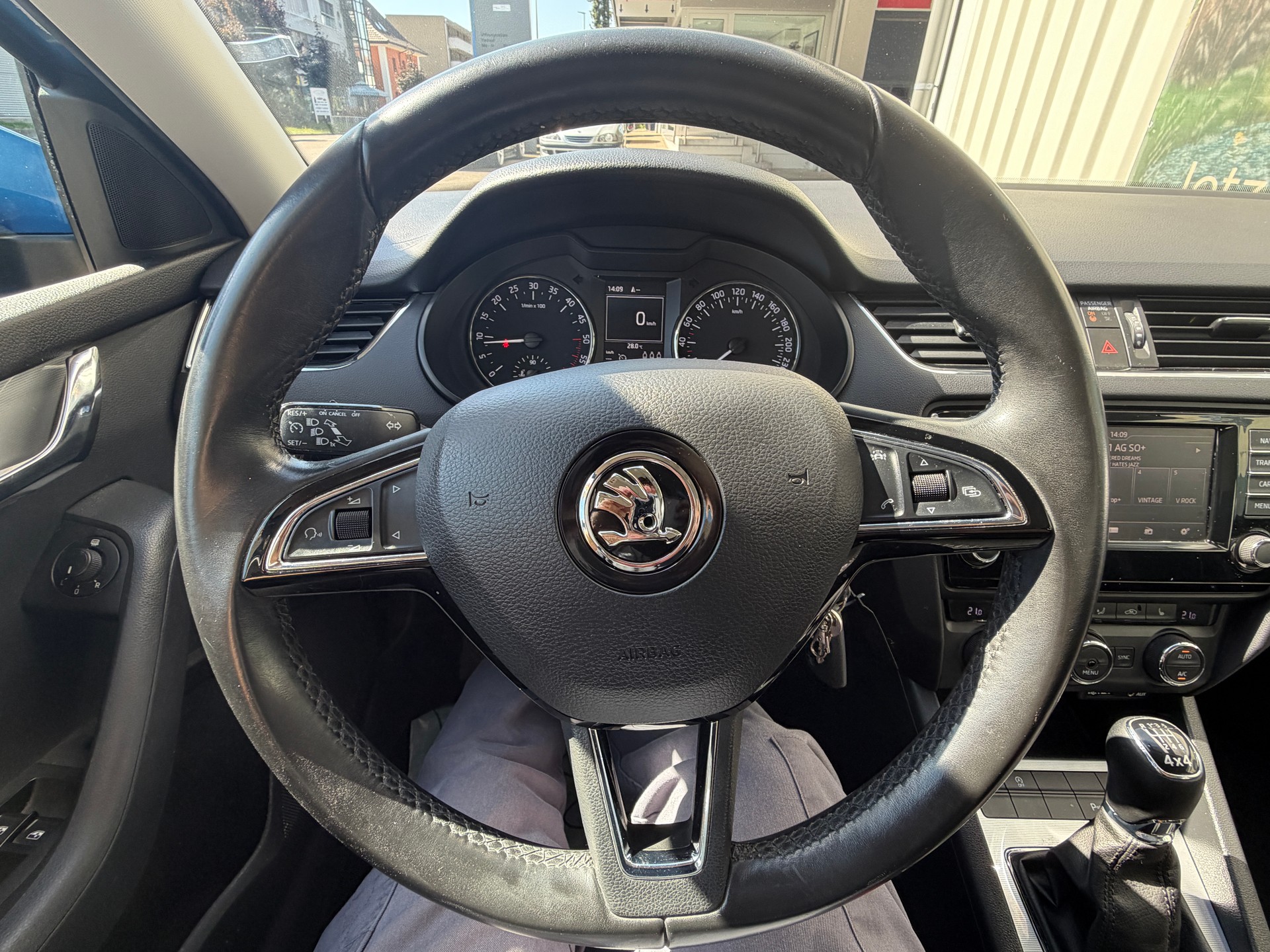 SKODA Octavia Combi 2.0 TDI Ambition 4x4-image-11