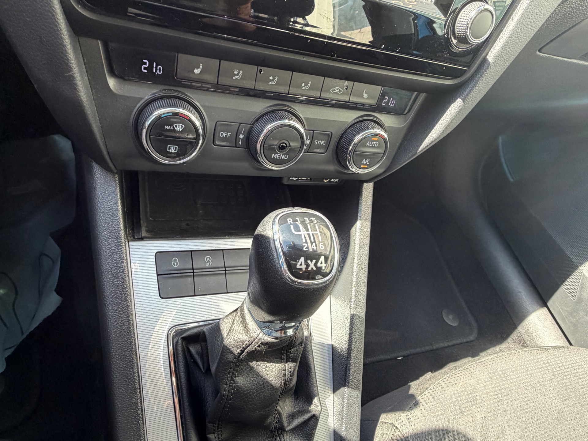 SKODA Octavia Combi 2.0 TDI Ambition 4x4-image-13