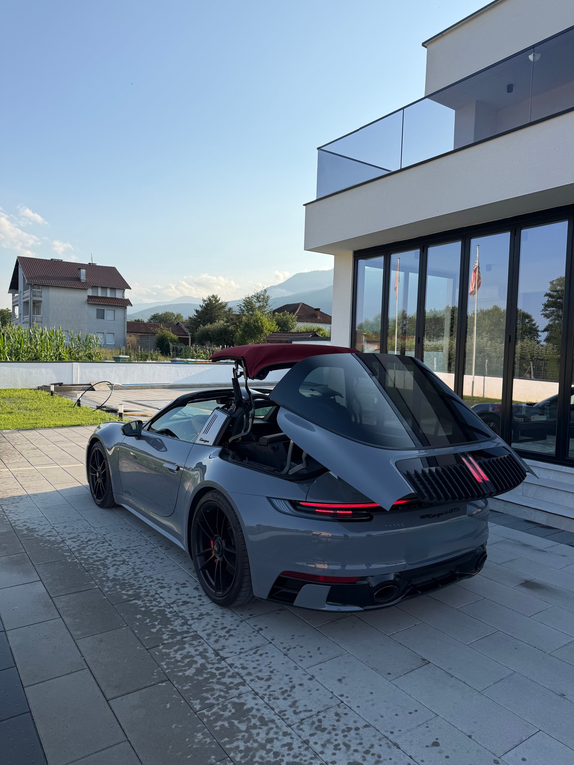 PORSCHE Targa 4 GTS-image-5