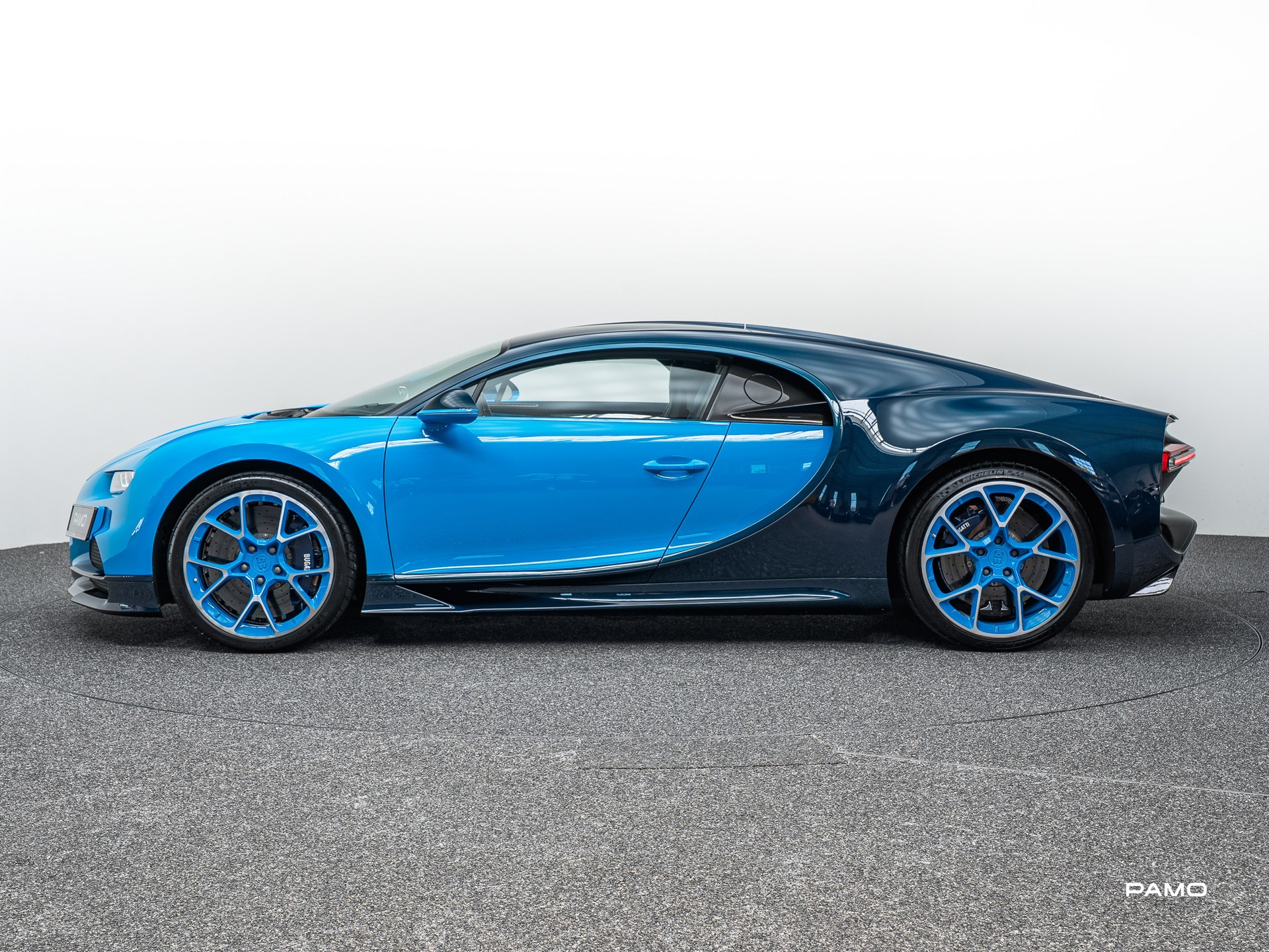 BUGATTI CHIRON-showroom-element-3