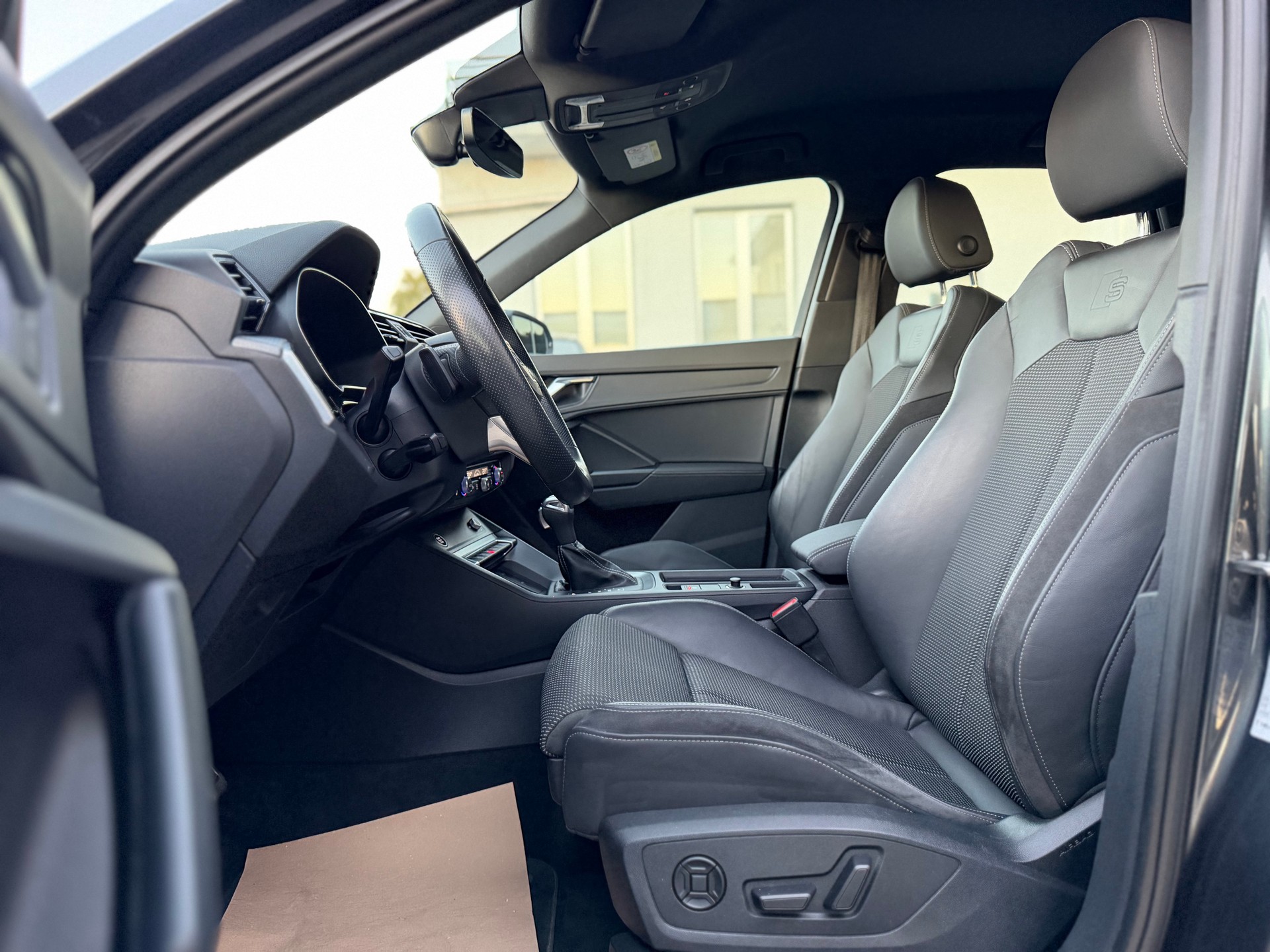 AUDI Q3 35 TFSI S line Attraction S-tronic-image-10
