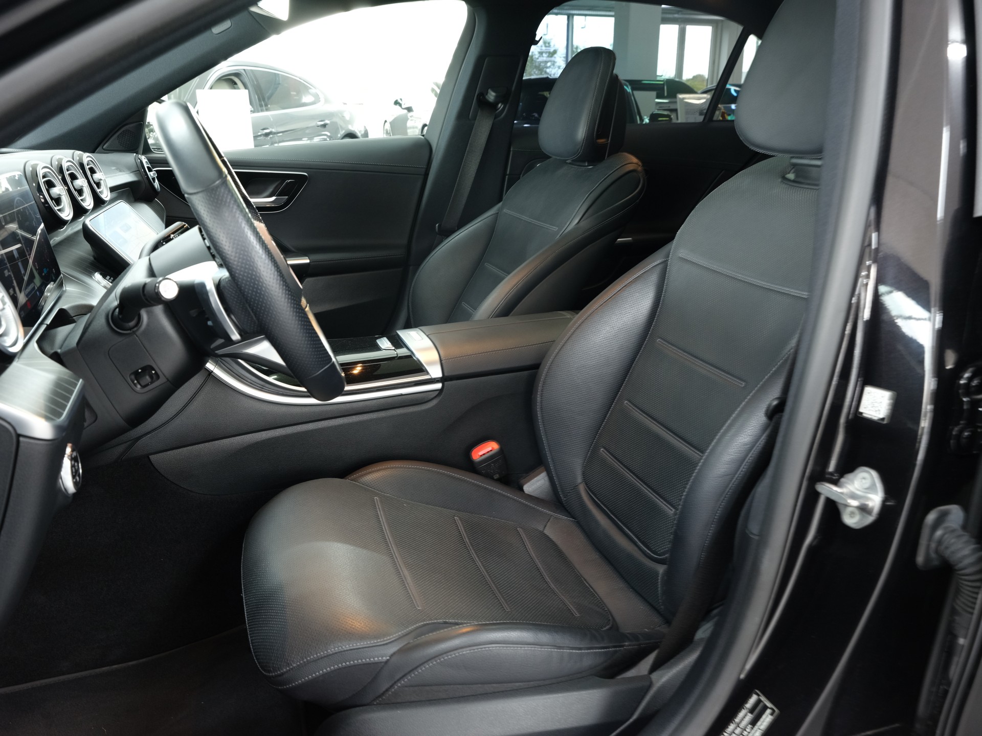 MERCEDES-BENZ C 300 4Matic AMG Line *Burmester* *Panorama* *360 Kamera*-image-23