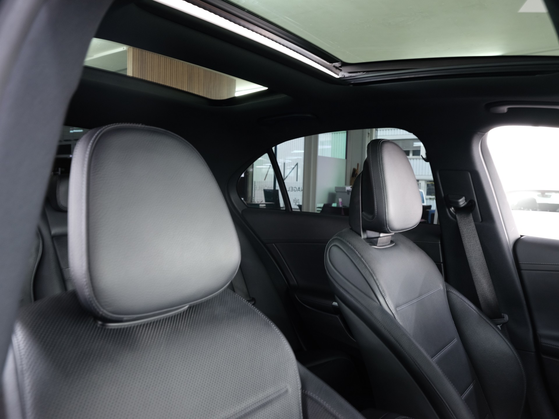 MERCEDES-BENZ C 300 4Matic AMG Line *Burmester* *Panorama* *360 Kamera*-image-35