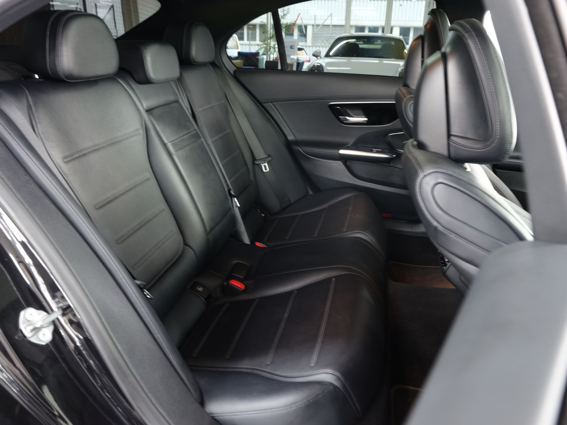 MERCEDES-BENZ C 300 4Matic AMG Line *Burmester* *Panorama* *360 Kamera*-image-29