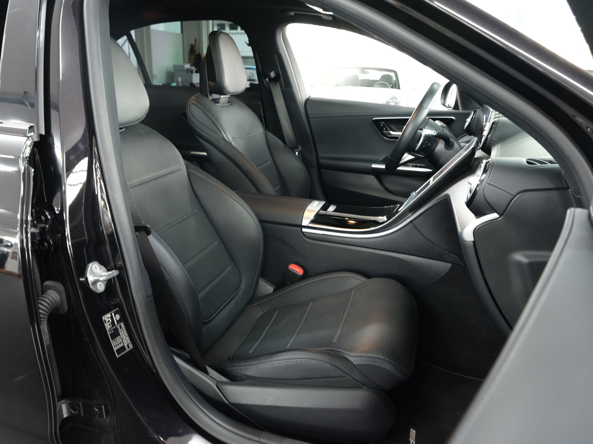 MERCEDES-BENZ C 300 4Matic AMG Line *Burmester* *Panorama* *360 Kamera*-image-33