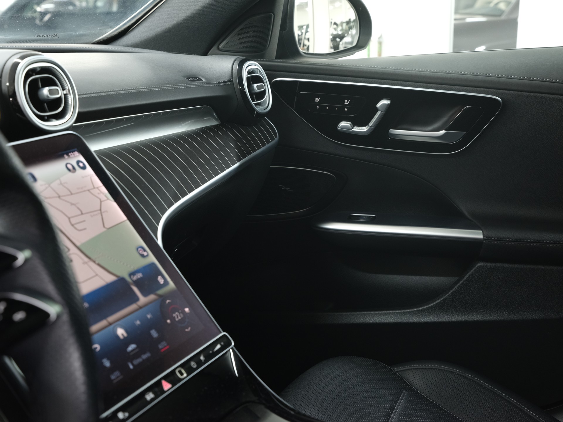 MERCEDES-BENZ C 300 4Matic AMG Line *Burmester* *Panorama* *360 Kamera*-image-25