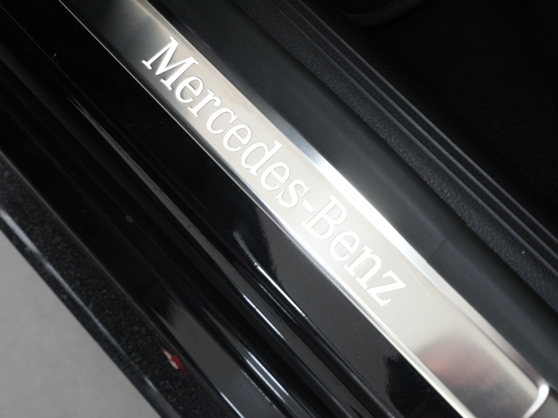 MERCEDES-BENZ C 300 4Matic AMG Line *Burmester* *Panorama* *360 Kamera*-image-19